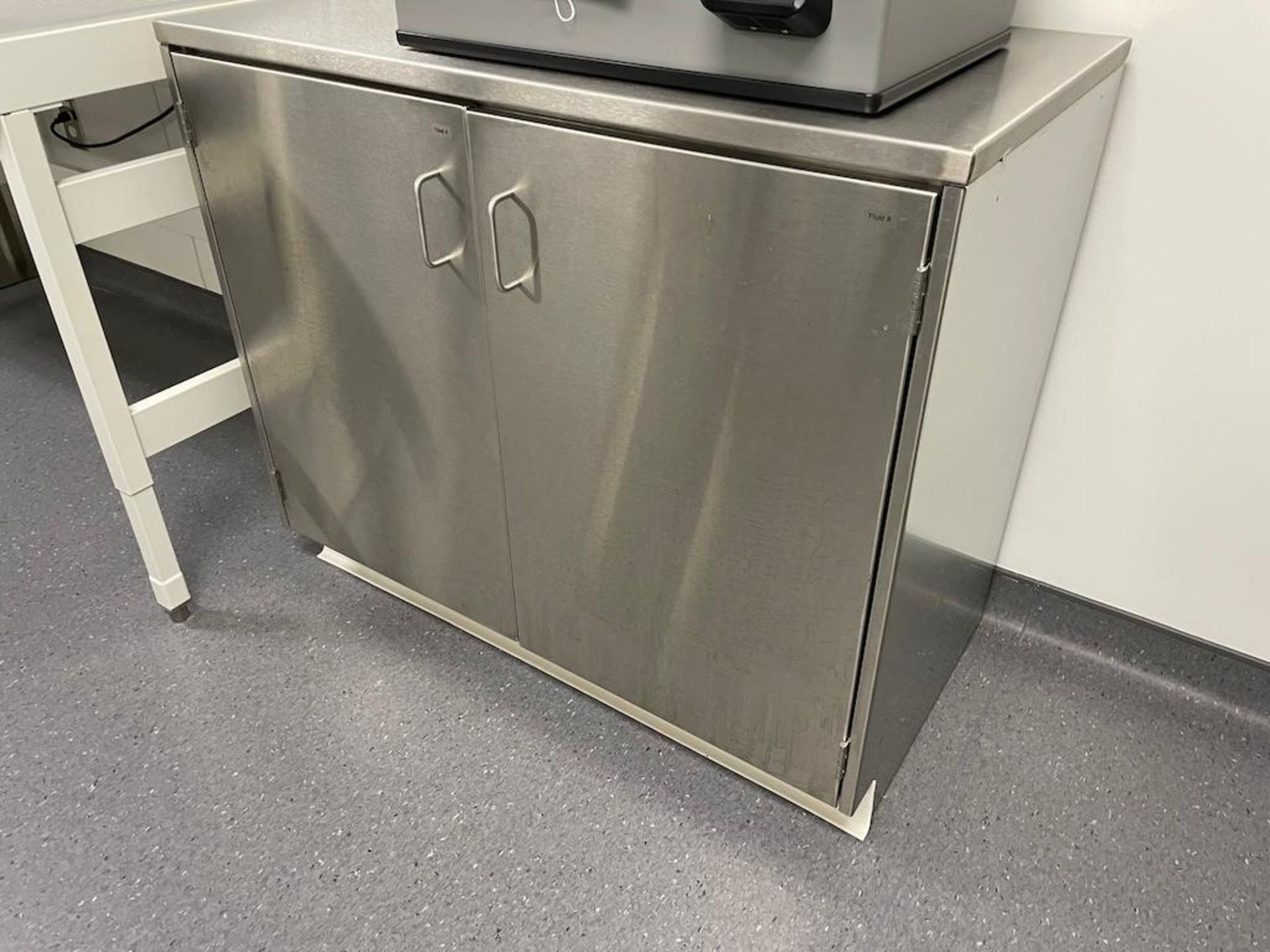 LOT (2) STAINLESS STEEL LAB TABLES APPROX 76 X 33 IN, 36 X 30 IN, (2) STAINLESS STEEL 2 DOOR CABINET - Image 5 of 6