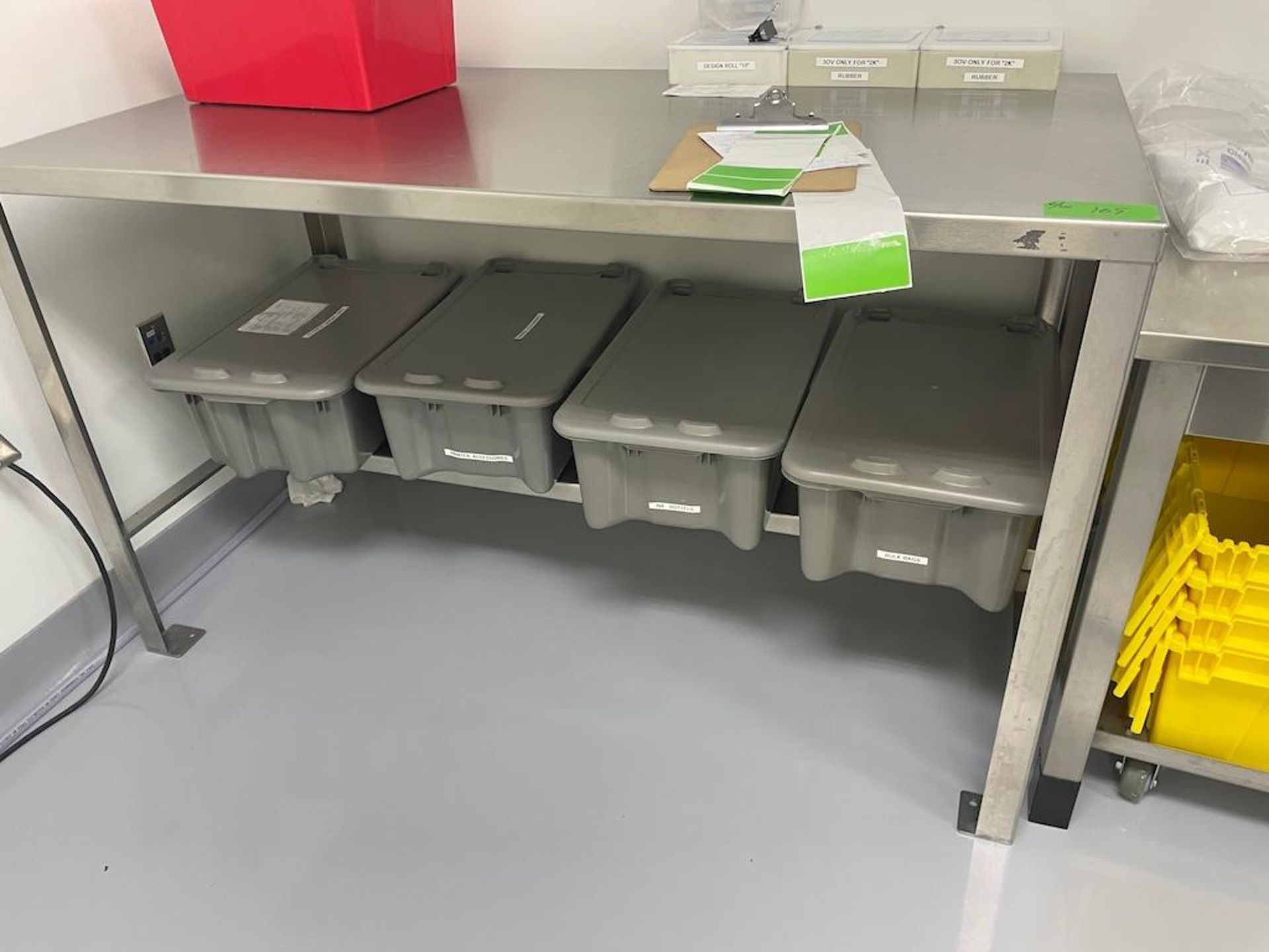 LOT (2) STAINLESS STEEL PORTABLE COUNTERS W SINKS APPROX 99 X 35 IN, (4) STAINLESS STEEL CARTS 36 X - Image 9 of 13