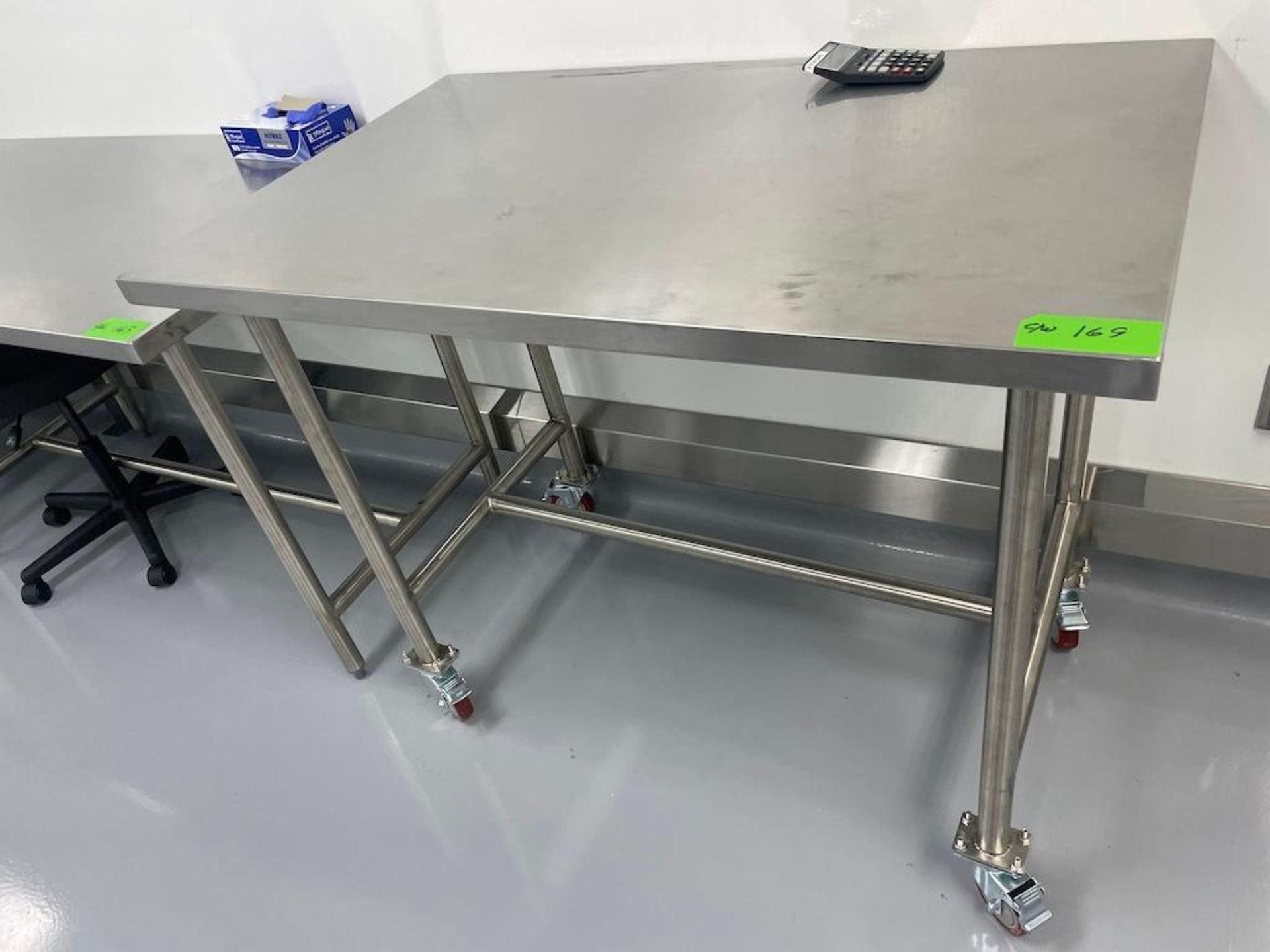 LOT (2) STAINLESS STEEL PORTABLE COUNTERS W SINKS APPROX 99 X 35 IN, (4) STAINLESS STEEL CARTS 36 X - Image 11 of 13