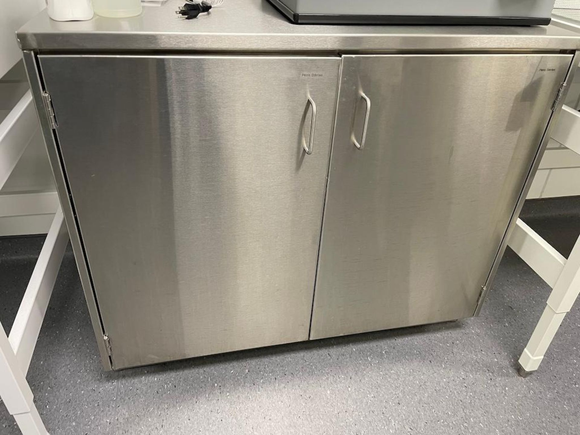 LOT (2) STAINLESS STEEL LAB TABLES APPROX 76 X 33 IN, 36 X 30 IN, (2) STAINLESS STEEL 2 DOOR CABINET - Image 3 of 6