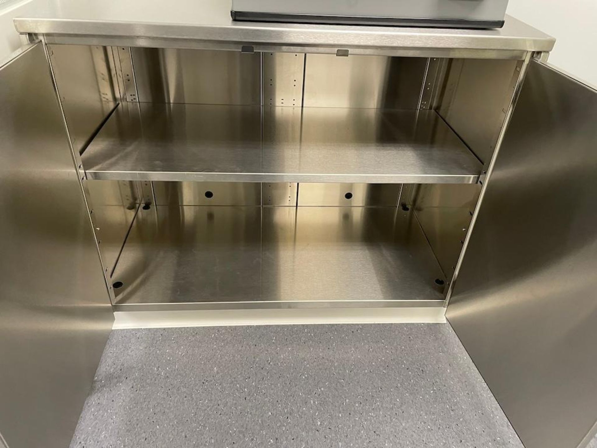 LOT (2) STAINLESS STEEL LAB TABLES APPROX 76 X 33 IN, 36 X 30 IN, (2) STAINLESS STEEL 2 DOOR CABINET - Image 6 of 6