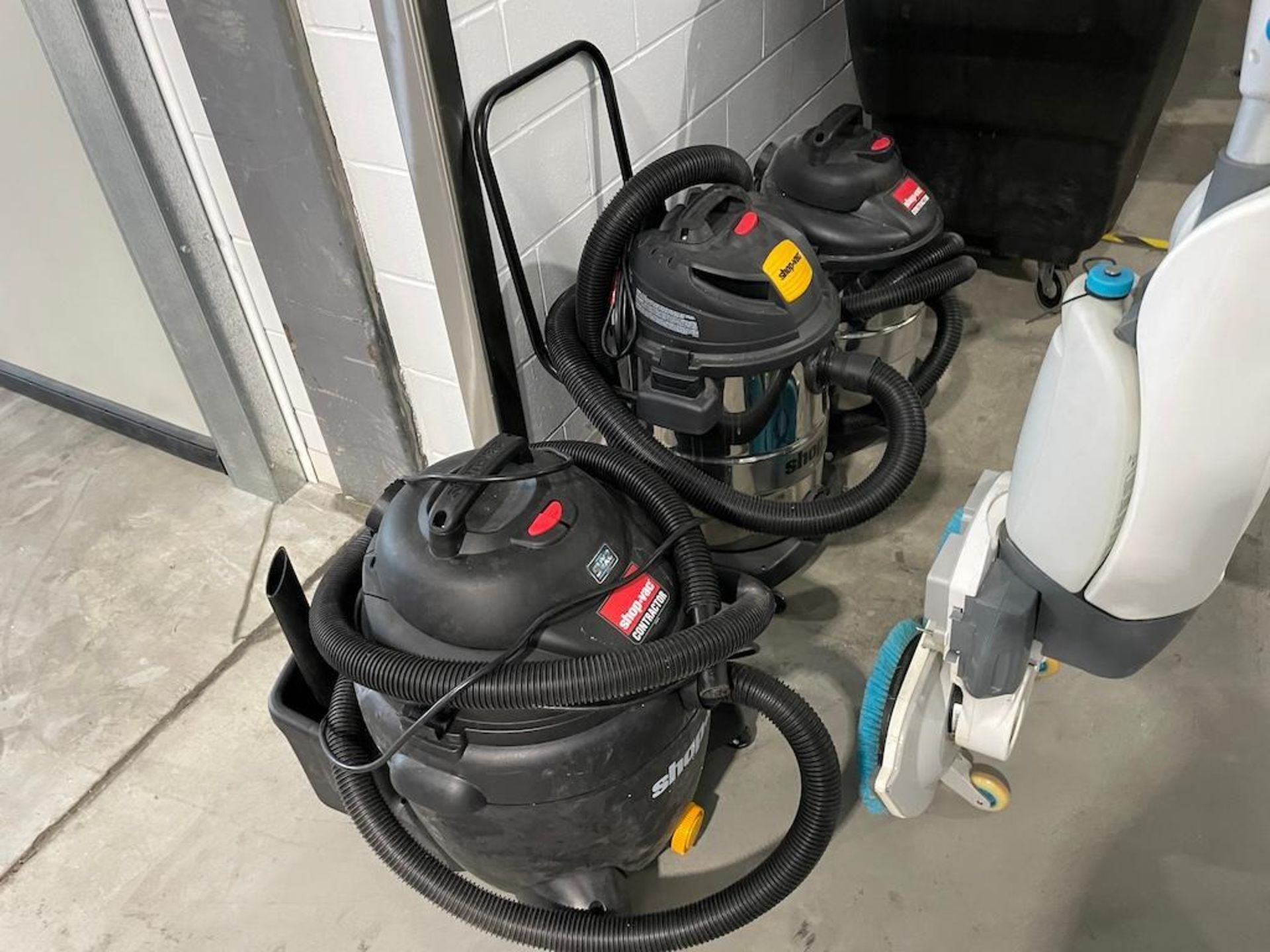 IMOP XXL FLOOR CLEANER (HANDLE DAMAGED), (3) VACUUM MACHINES [1ST FL LOADING DOCK] - Image 3 of 3