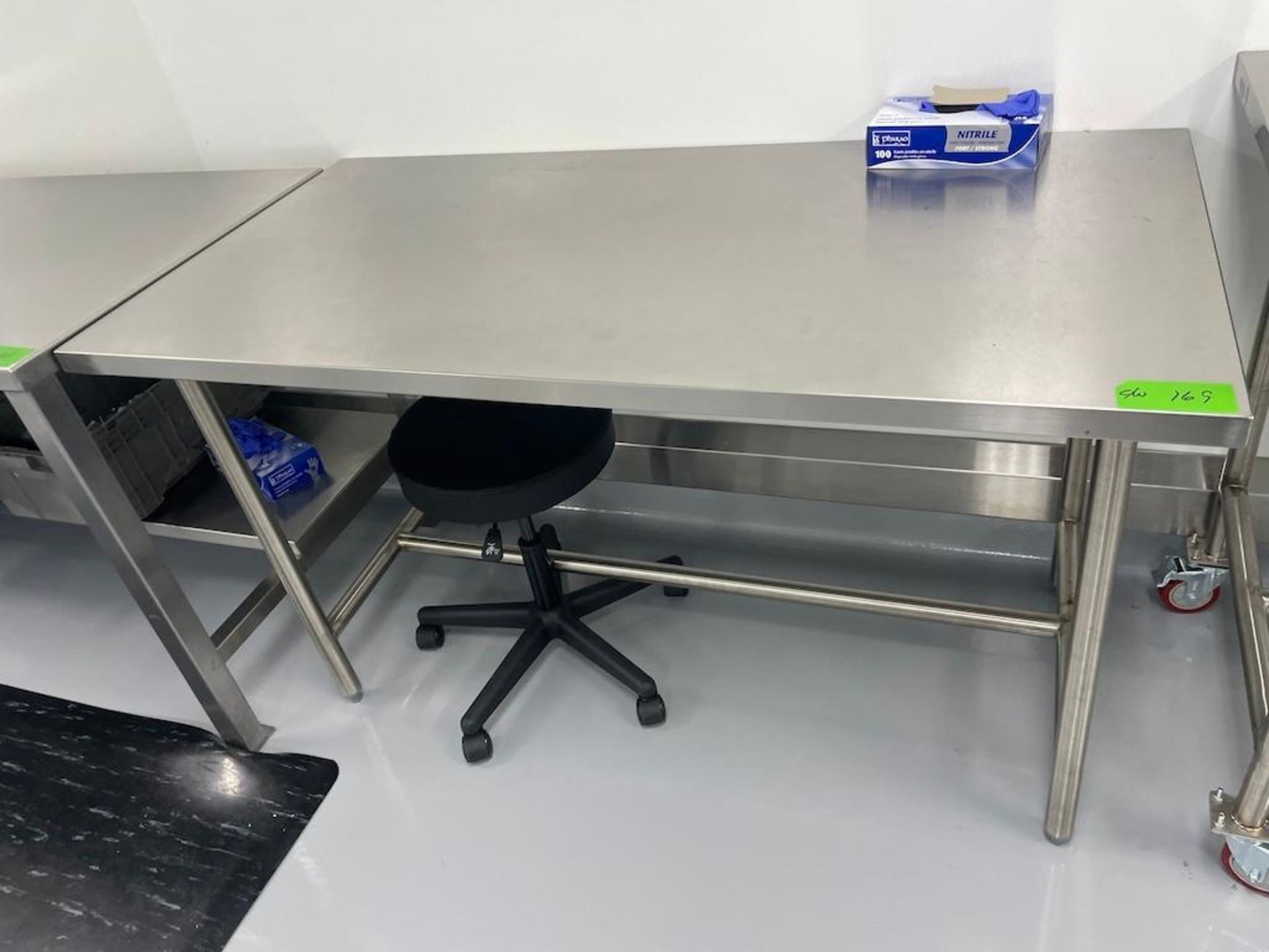 LOT (2) STAINLESS STEEL PORTABLE COUNTERS W SINKS APPROX 99 X 35 IN, (4) STAINLESS STEEL CARTS 36 X - Image 12 of 13