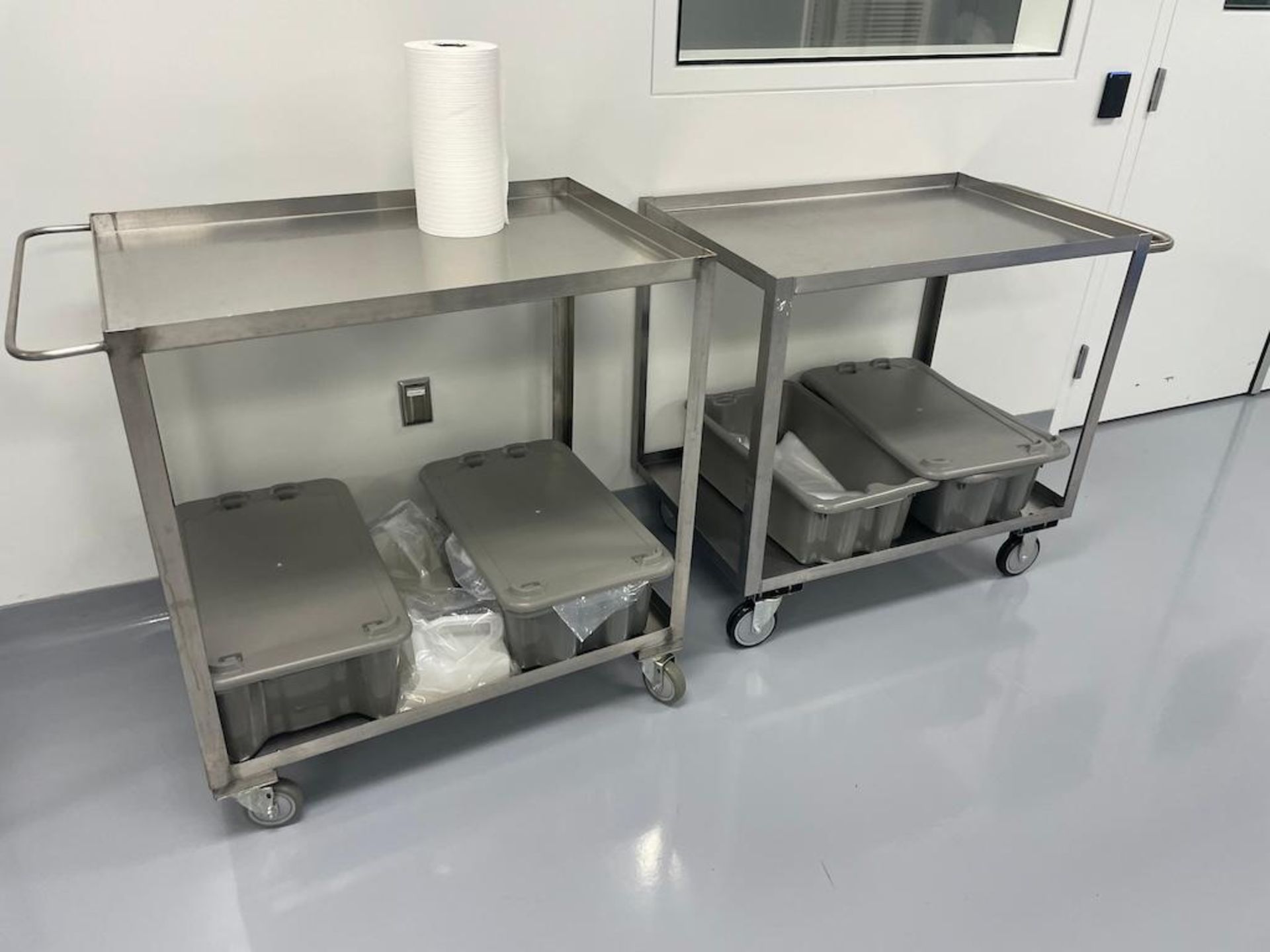 LOT (2) STAINLESS STEEL PORTABLE COUNTERS W SINKS APPROX 99 X 35 IN, (4) STAINLESS STEEL CARTS 36 X - Image 5 of 13