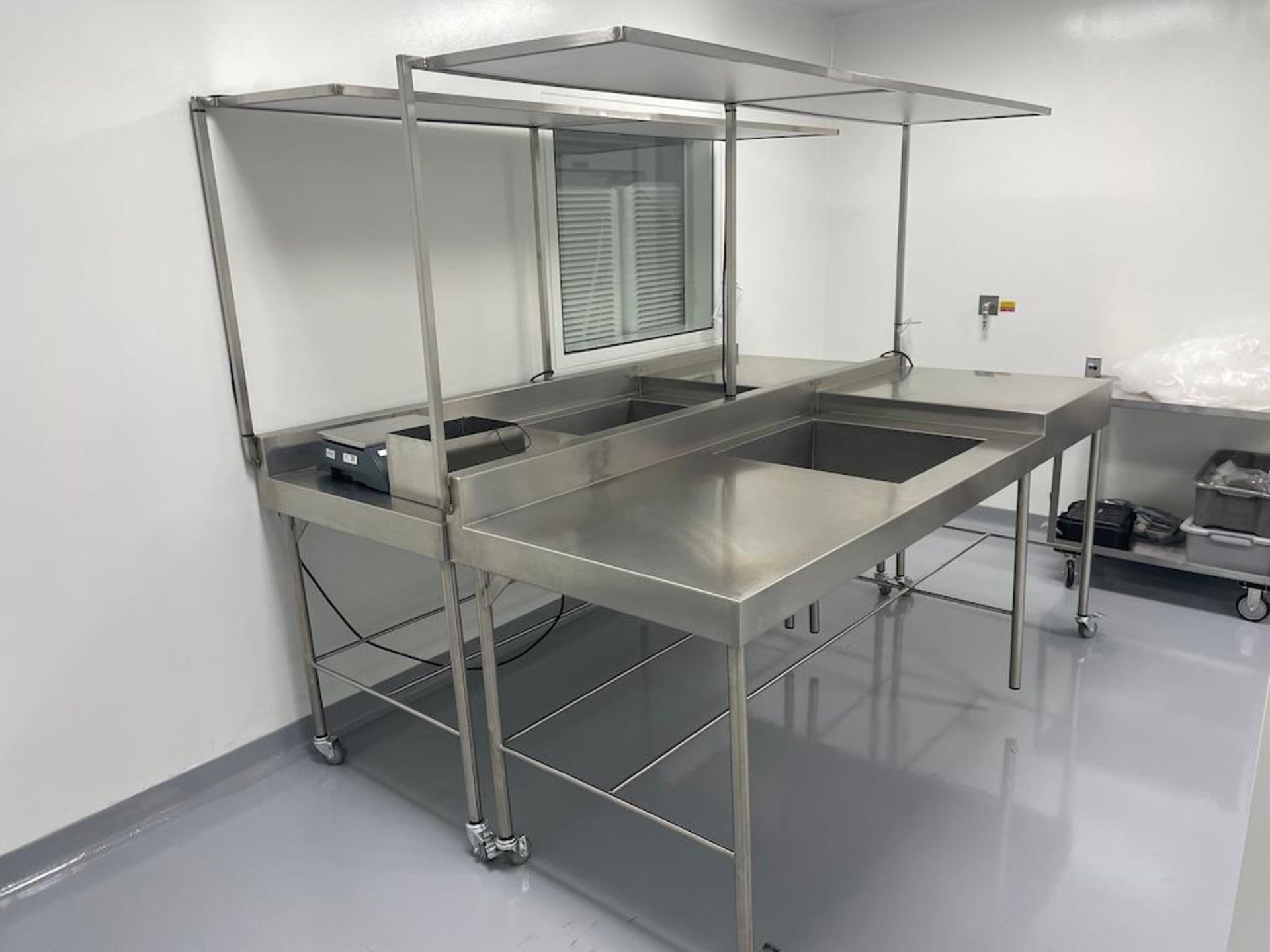 LOT (2) STAINLESS STEEL PORTABLE COUNTERS W SINKS APPROX 99 X 35 IN, (4) STAINLESS STEEL CARTS 36 X