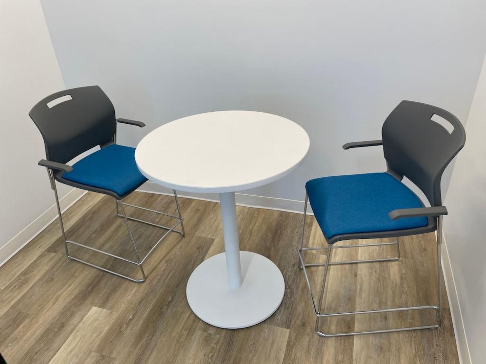 LOT (2) HIGH TOP 2.5 FT DIA ROUND TABLES, (4) HIGH STOOLS [2ND FL OFFICE] - Image 2 of 2