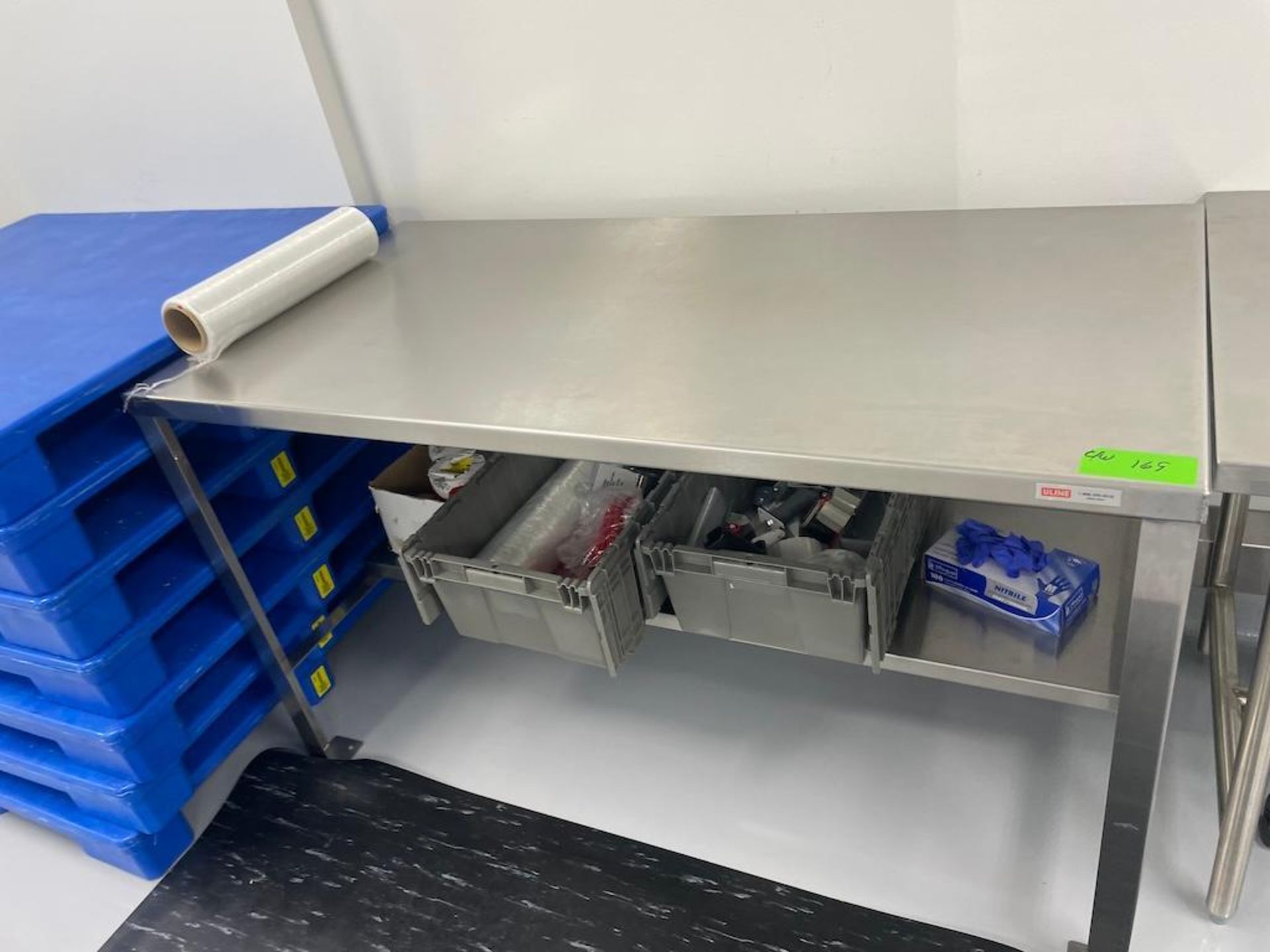 LOT (2) STAINLESS STEEL PORTABLE COUNTERS W SINKS APPROX 99 X 35 IN, (4) STAINLESS STEEL CARTS 36 X - Image 13 of 13