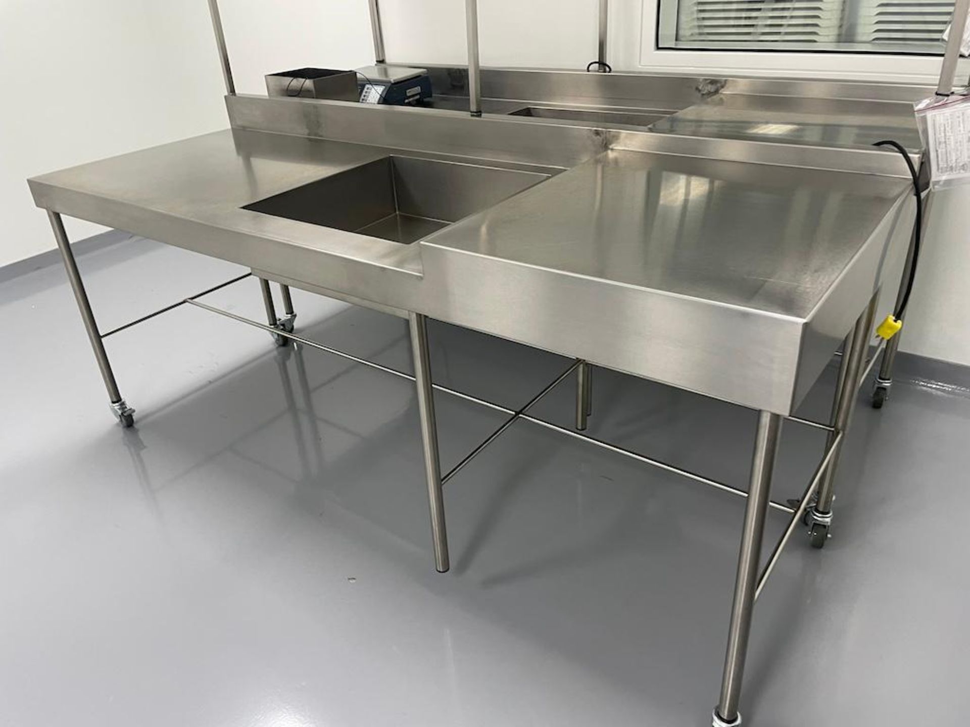LOT (2) STAINLESS STEEL PORTABLE COUNTERS W SINKS APPROX 99 X 35 IN, (4) STAINLESS STEEL CARTS 36 X - Image 4 of 13