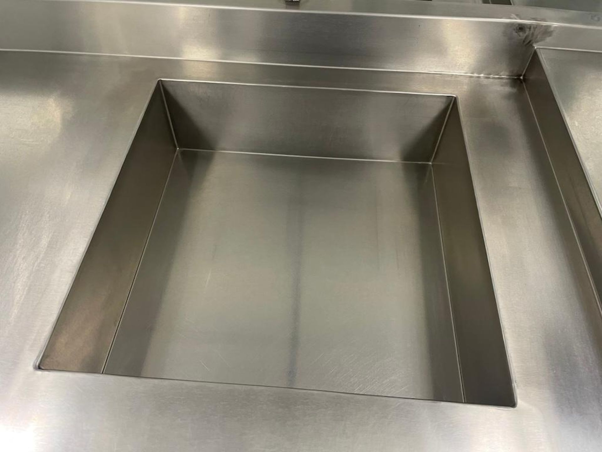 LOT (2) STAINLESS STEEL PORTABLE COUNTERS W SINKS APPROX 99 X 35 IN, (4) STAINLESS STEEL CARTS 36 X - Image 2 of 13