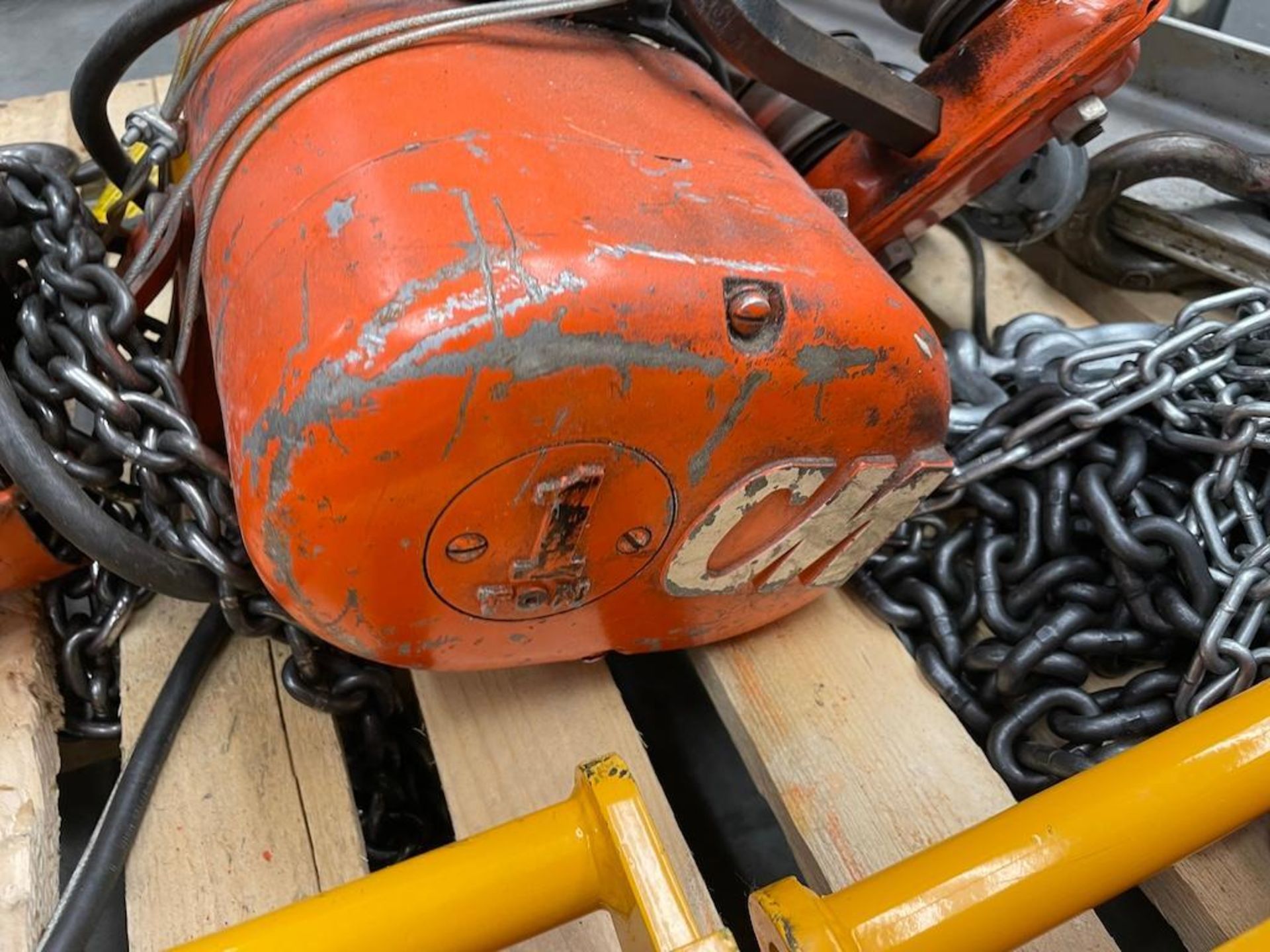 SKID W CM 1 TON HOIST, DAYTON 4000 LB HOIST, 4 6 TON TANK TRUCKS, SPREADER BAR [MAINTENANCE ROOM] - Image 2 of 5