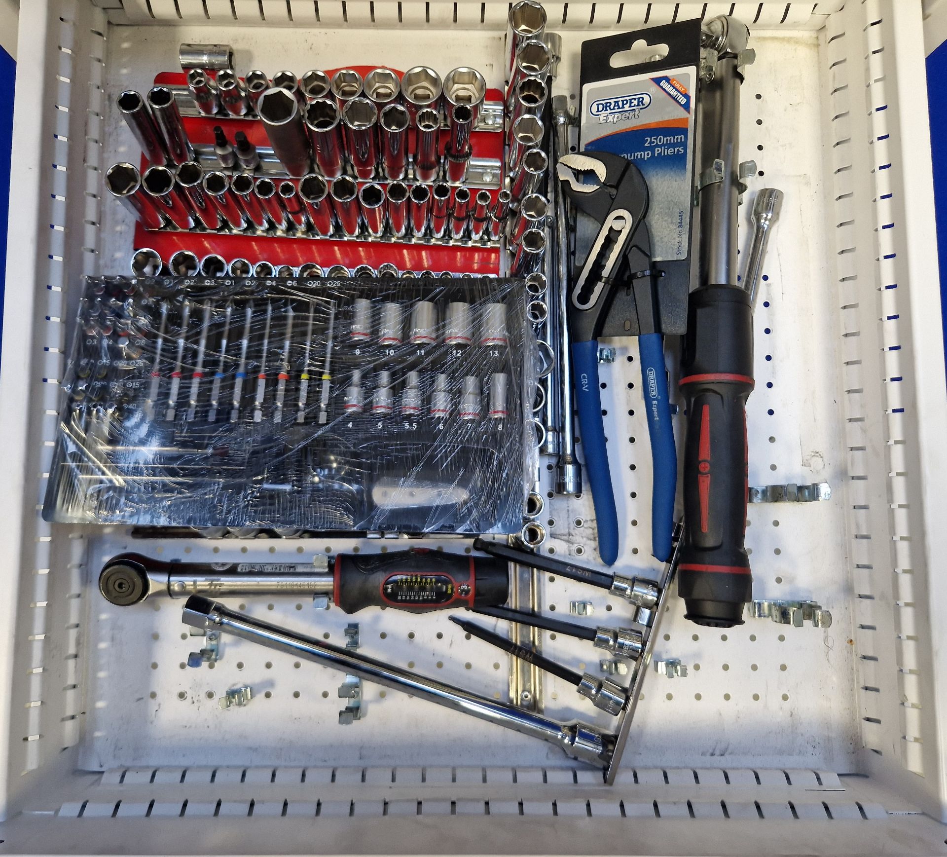 One FAMI 6-Drawer Steel Castor mounted Mechanics Tool Chest with Tailored Soft Transportation - Image 7 of 7