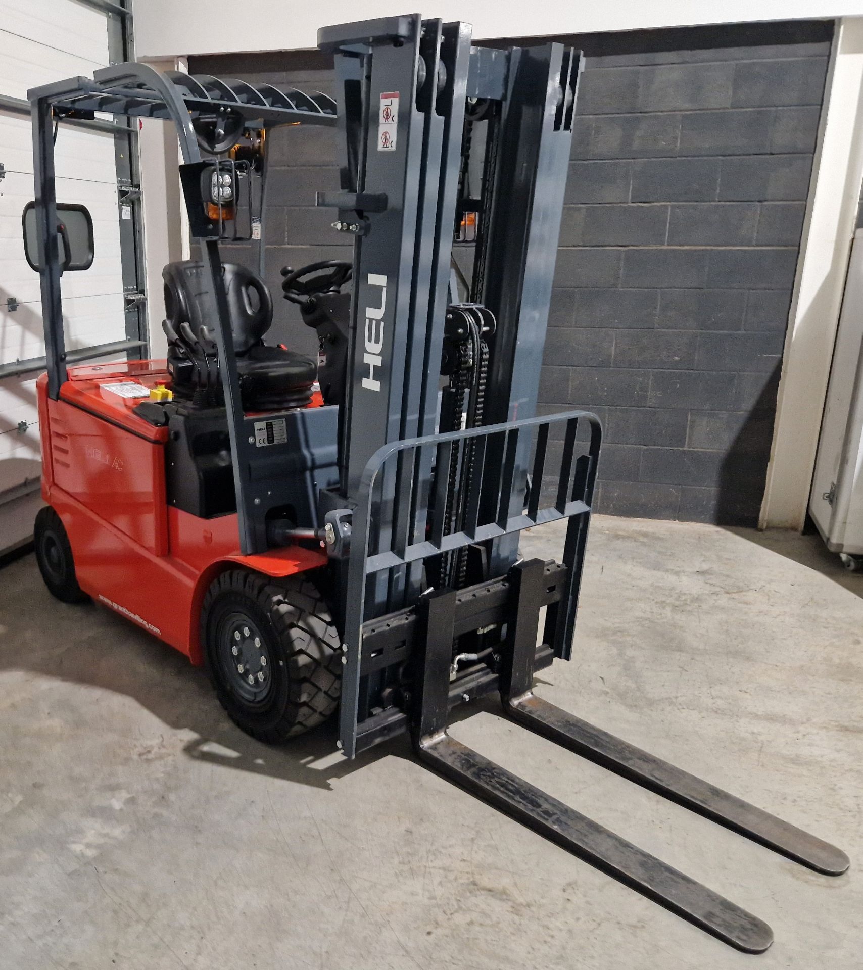 One HELI Model FB25G 2500Kg capacity Battery Electric Ride-On Counterbalance Forklift Truck, - Image 2 of 6