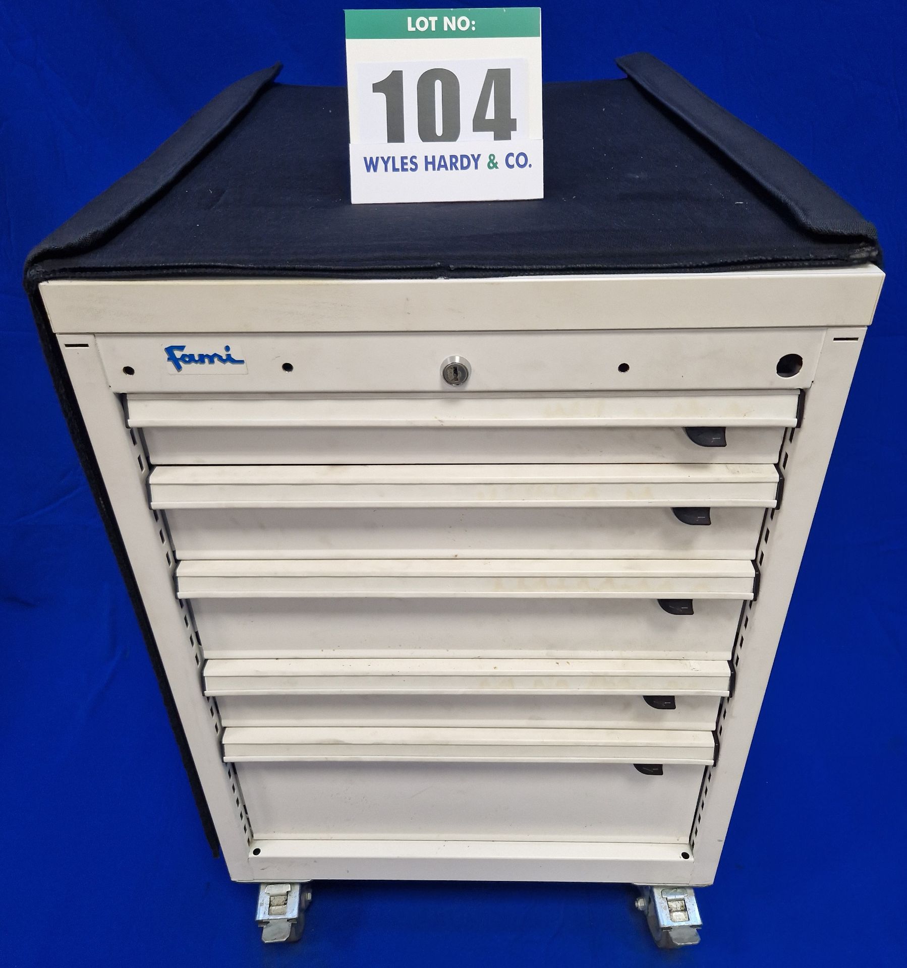 One FAMI 5-Drawer Castor mounted Mechanics Tool Chest with Tailored Soft Transportation Cover