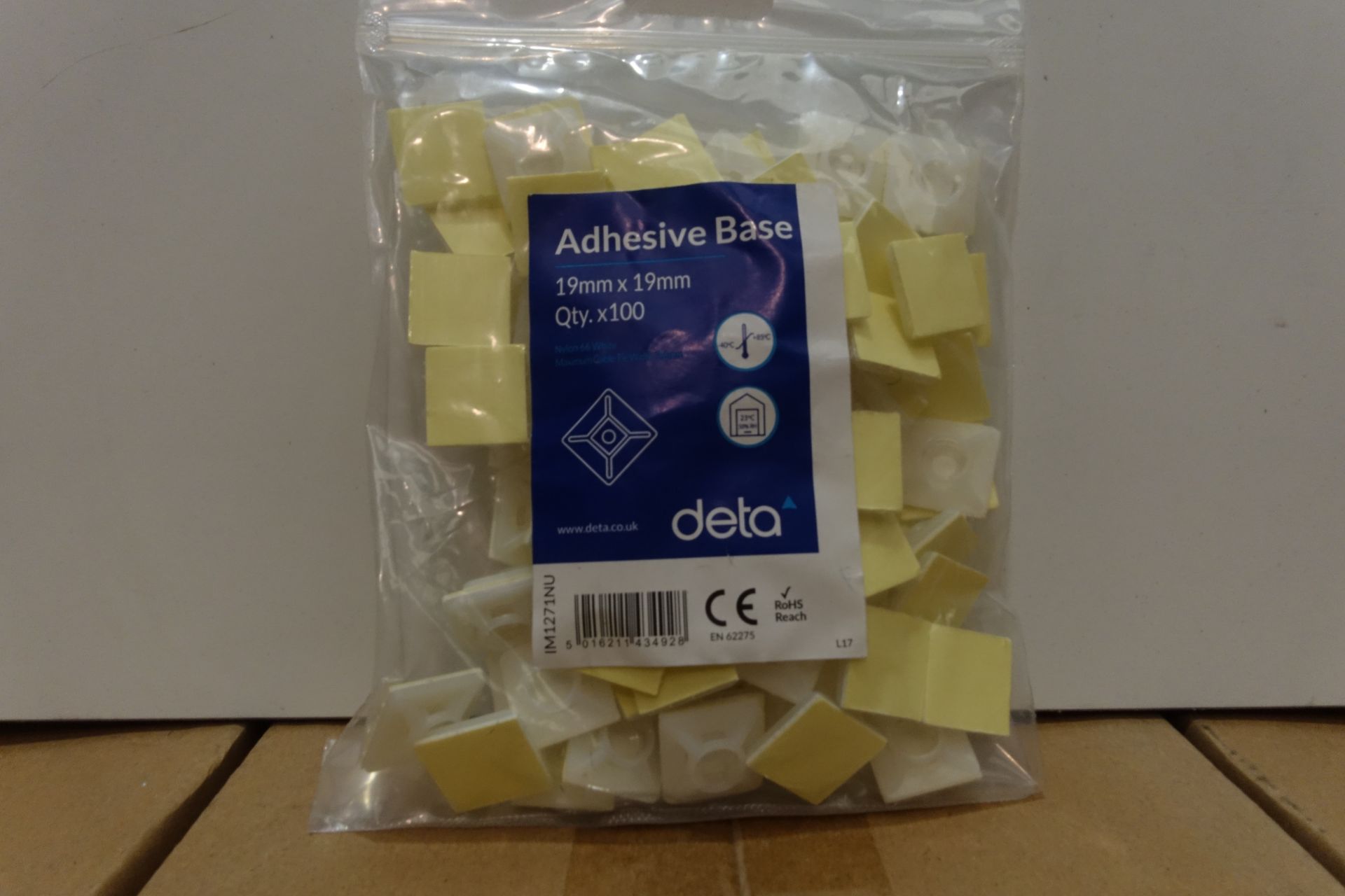 100 x Packs of Deta IM1271NU Adhesive Base Pads 19mm 100 per Pack Neutral
