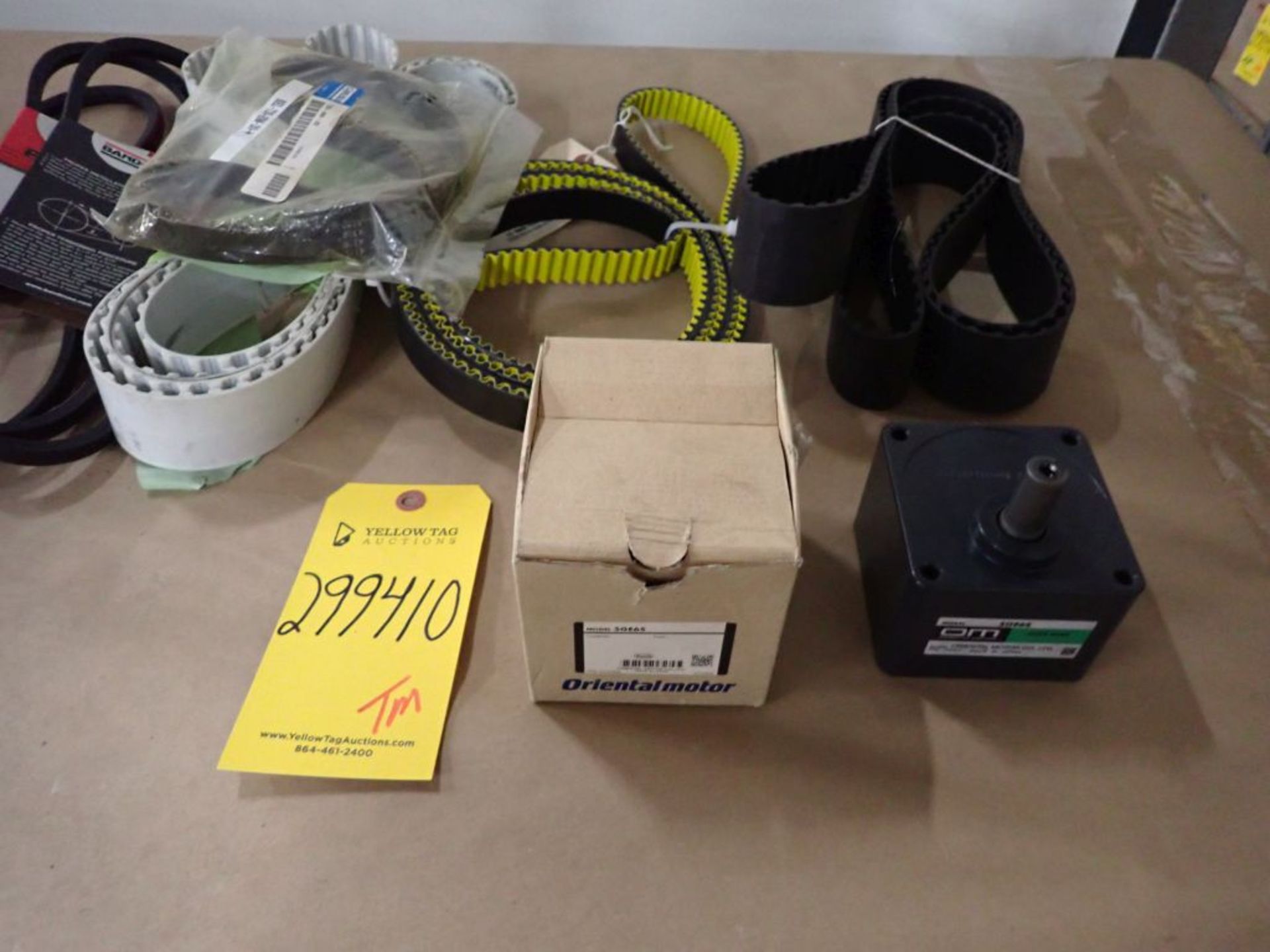 Lot of Assorted Motor and Belts - Bild 3 aus 4