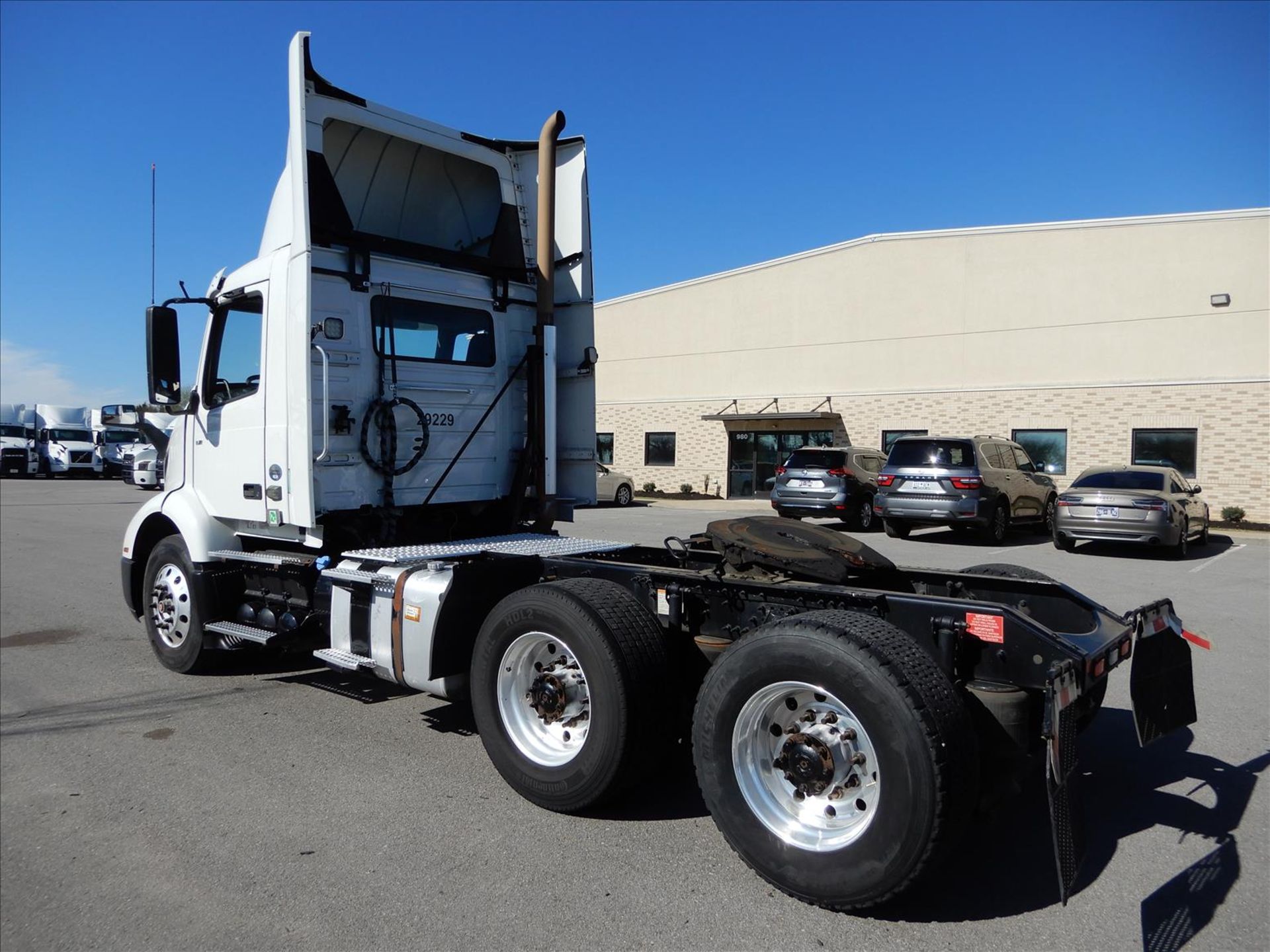 2019 Volvo VNR 300 Daycab Truck Tractor - Located in Murfreesboro, TN - Image 6 of 58