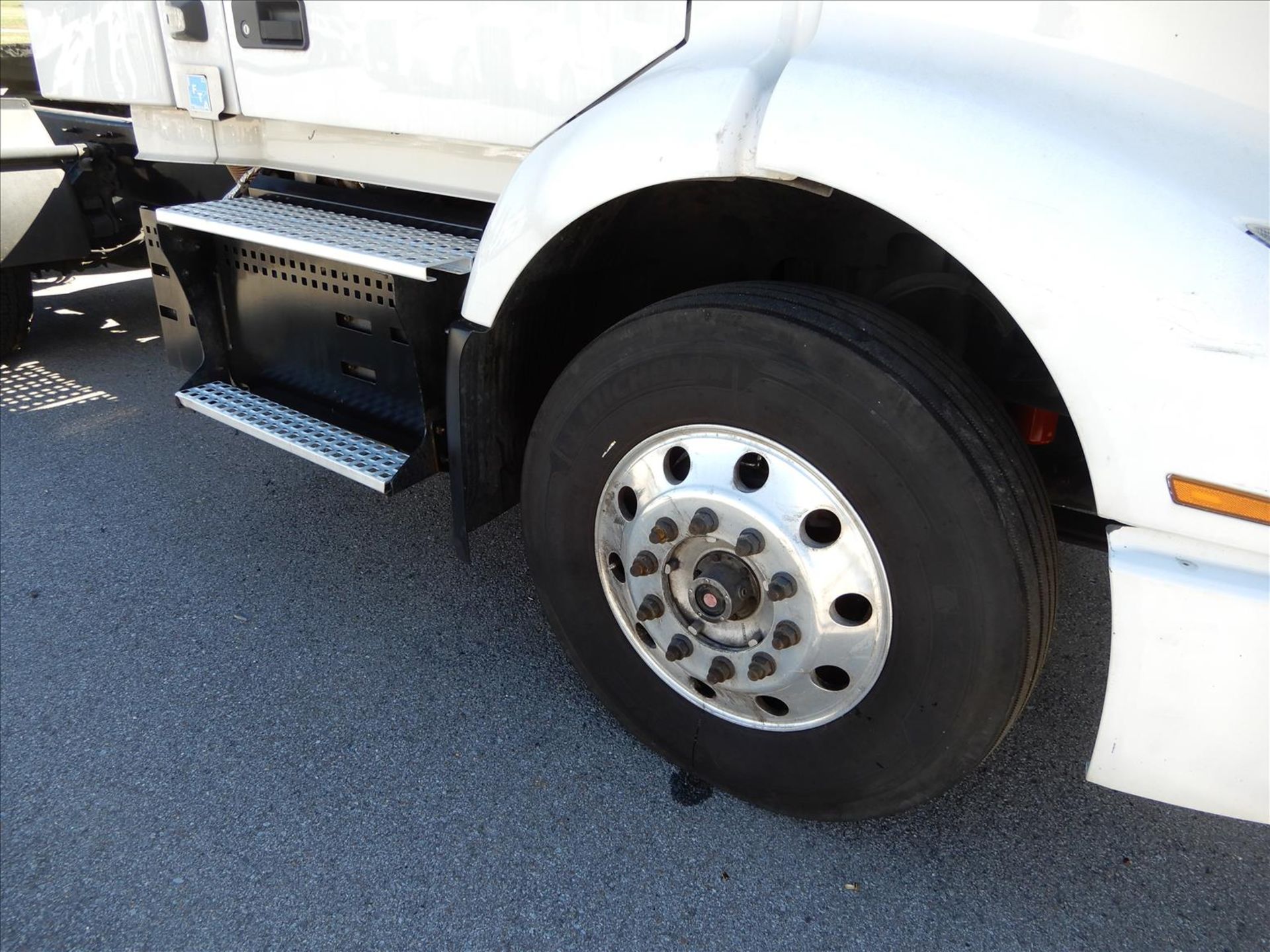 2020 Volvo VNR 300 Daycab Truck Tractor - Located in Murfreesboro, TN - Image 33 of 62