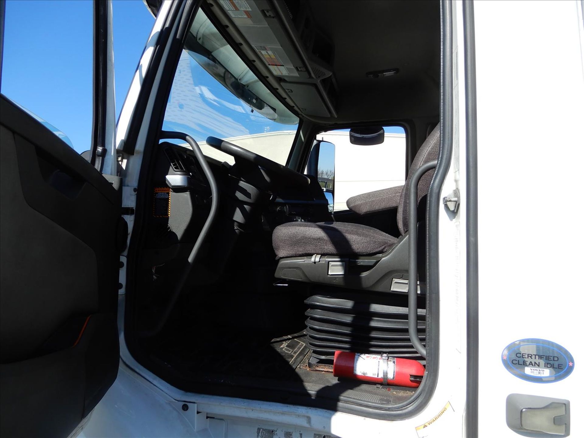 2019 Volvo VNR 300 Daycab Truck Tractor - Located in Murfreesboro, TN - Image 35 of 58