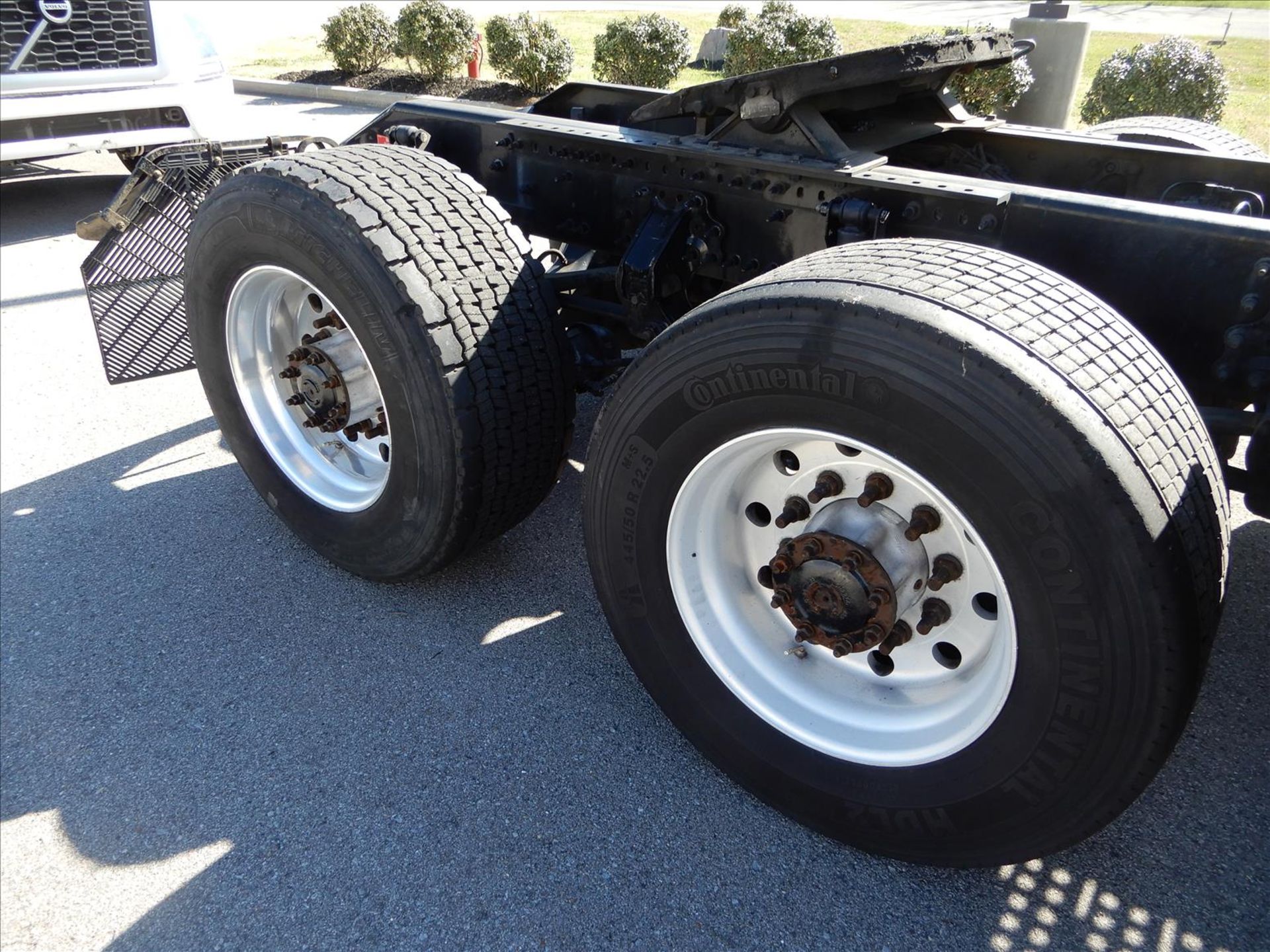 2019 Volvo VNR 300 Daycab Truck Tractor - Located in Murfreesboro, TN - Image 16 of 58