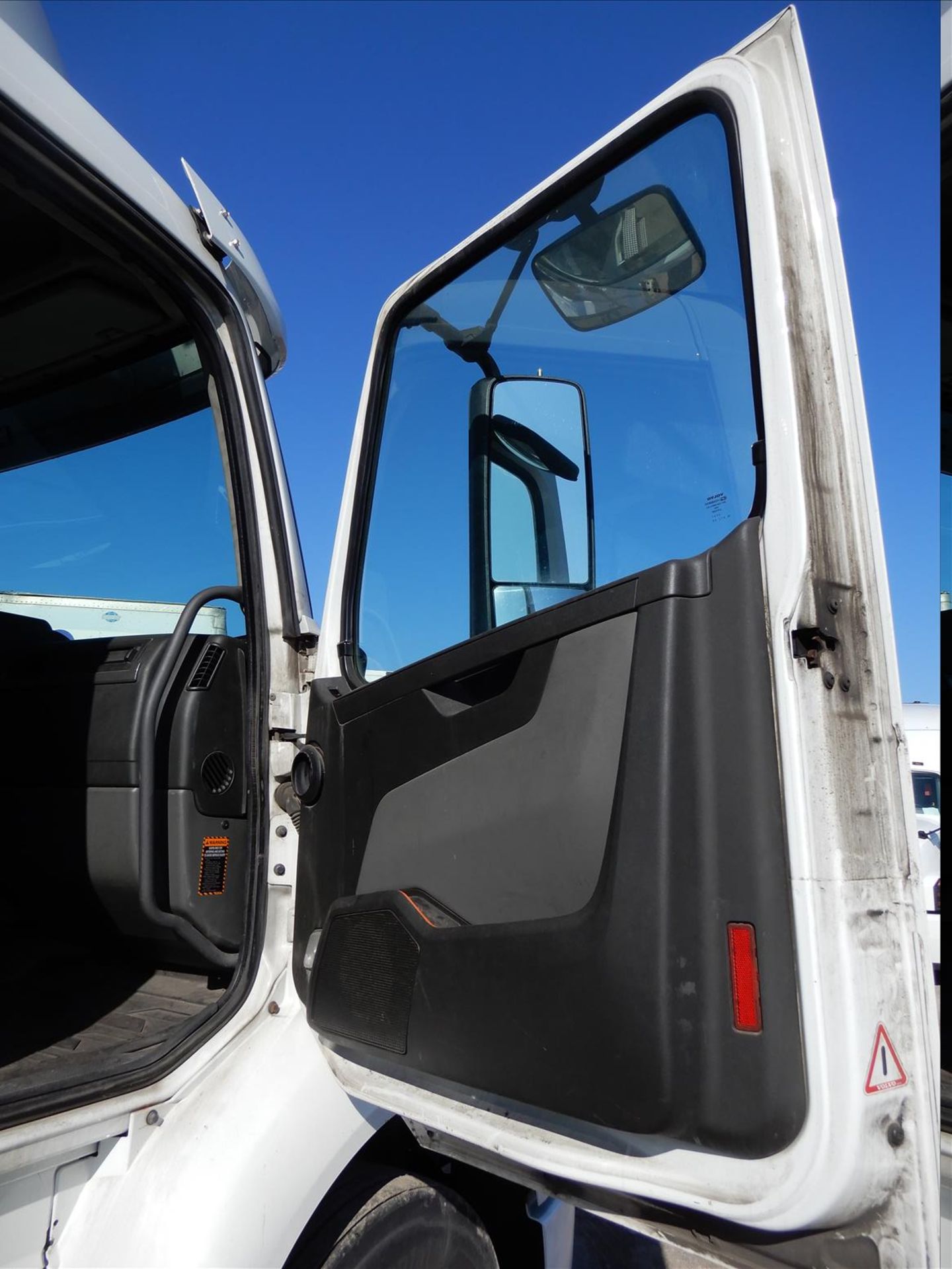 2019 Volvo VNR 300 Daycab Truck Tractor - Located in Indianapolis, IN - Image 35 of 61