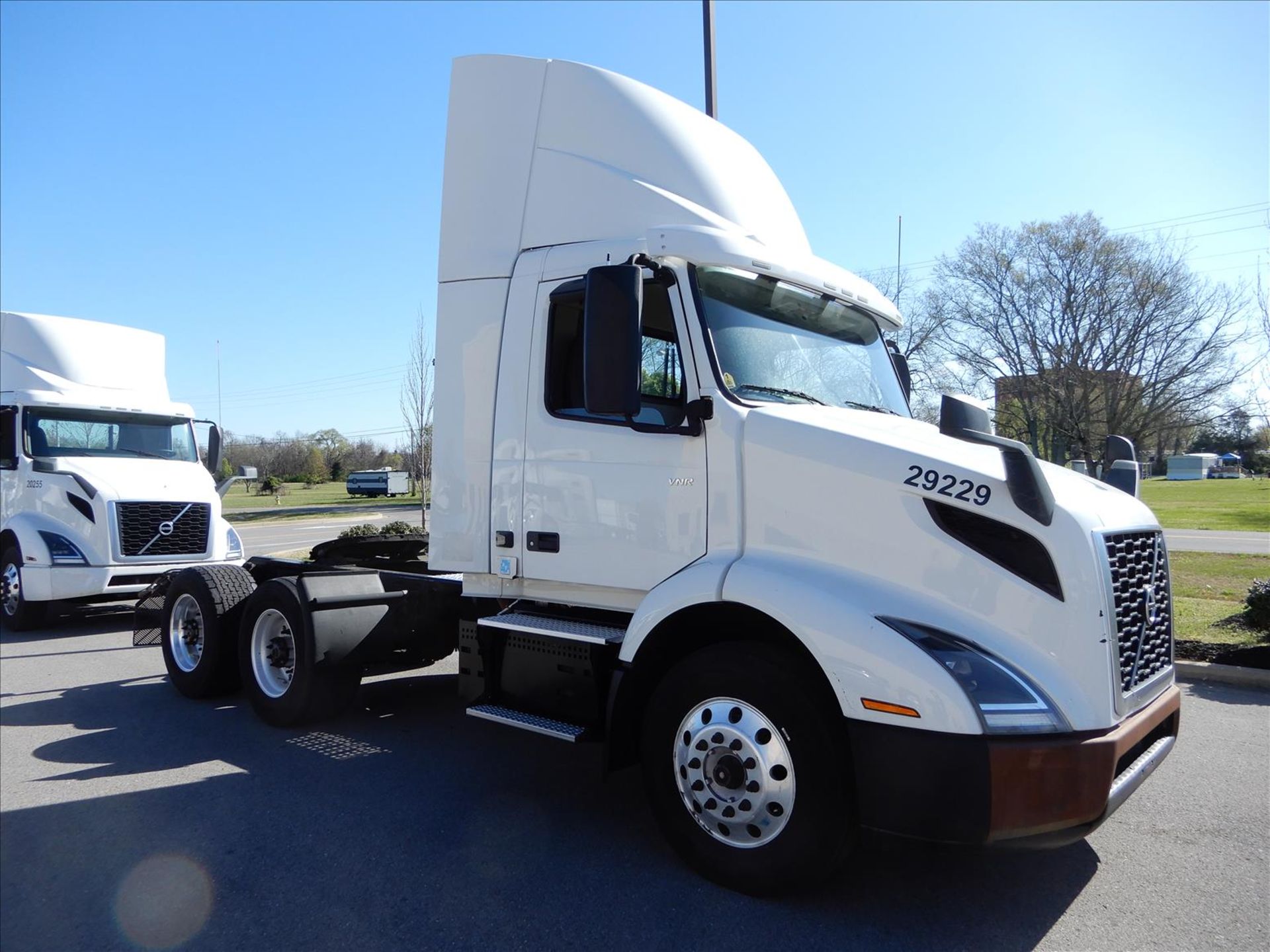 2019 Volvo VNR 300 Daycab Truck Tractor - Located in Murfreesboro, TN - Image 3 of 58