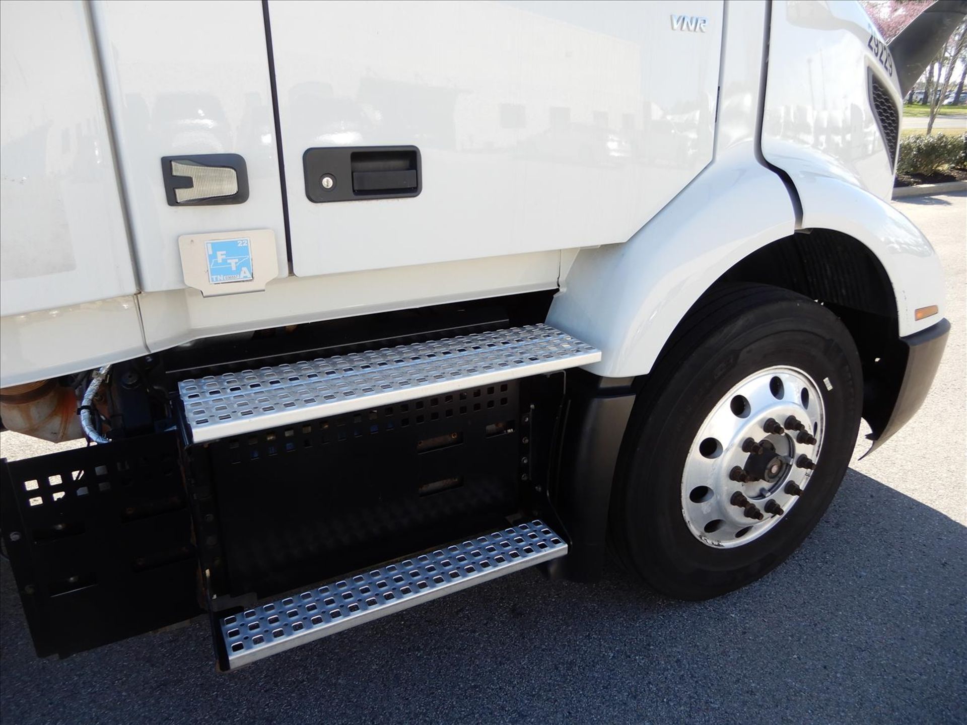 2019 Volvo VNR 300 Daycab Truck Tractor - Located in Murfreesboro, TN - Image 14 of 58