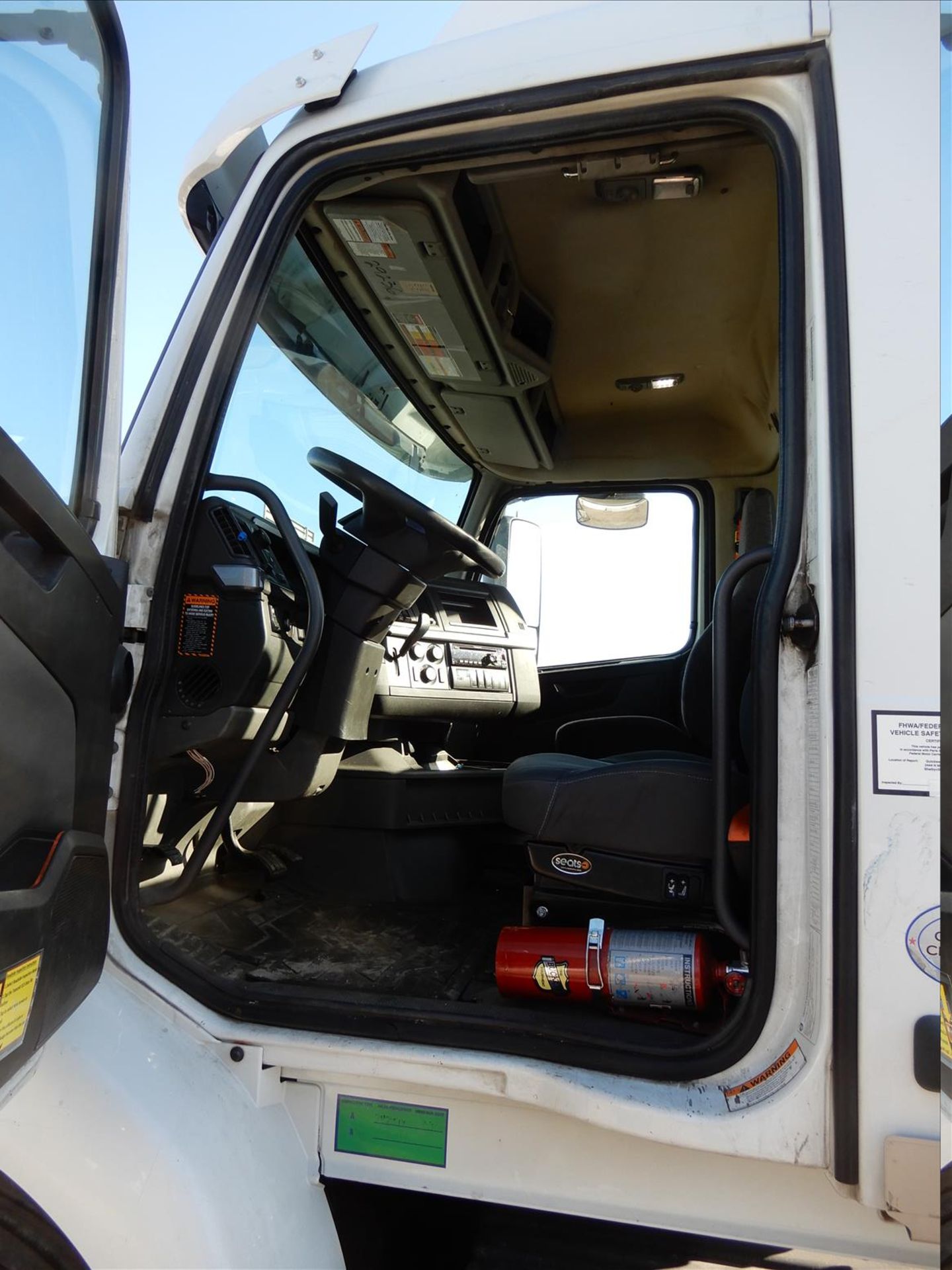 2019 Volvo VNR 300 Daycab Truck Tractor - Located in Indianapolis, IN - Image 36 of 61