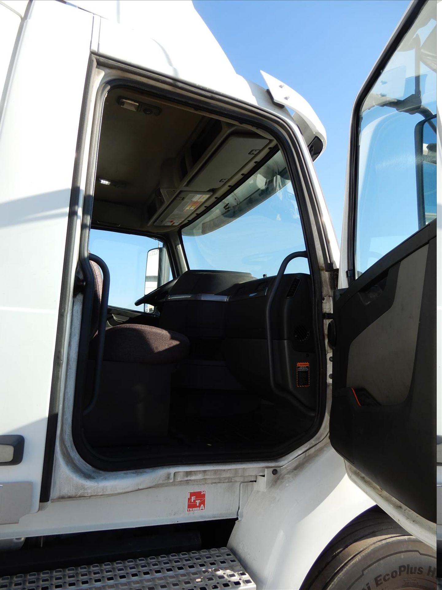 2019 Volvo VNR 300 Daycab Truck Tractor - Located in Indianapolis, IN - Image 34 of 61
