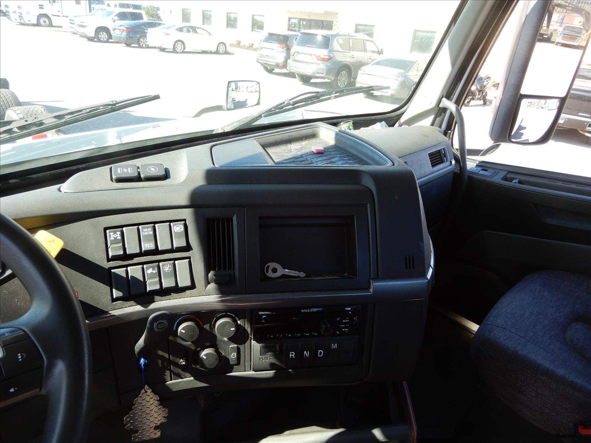 2020 Volvo VNR 300 Daycab Truck Tractor - Located in Murfreesboro, TN - Image 39 of 62