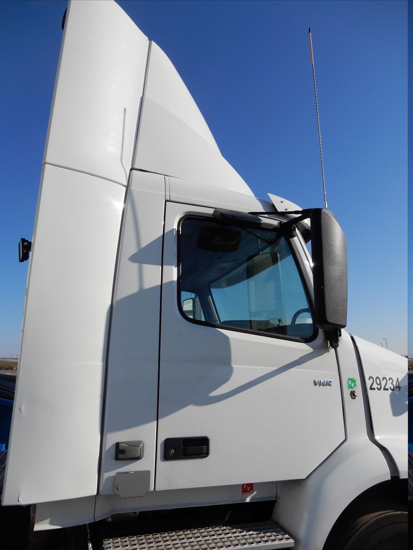 2019 Volvo VNR 300 Daycab Truck Tractor - Located in Indianapolis, IN - Image 26 of 61