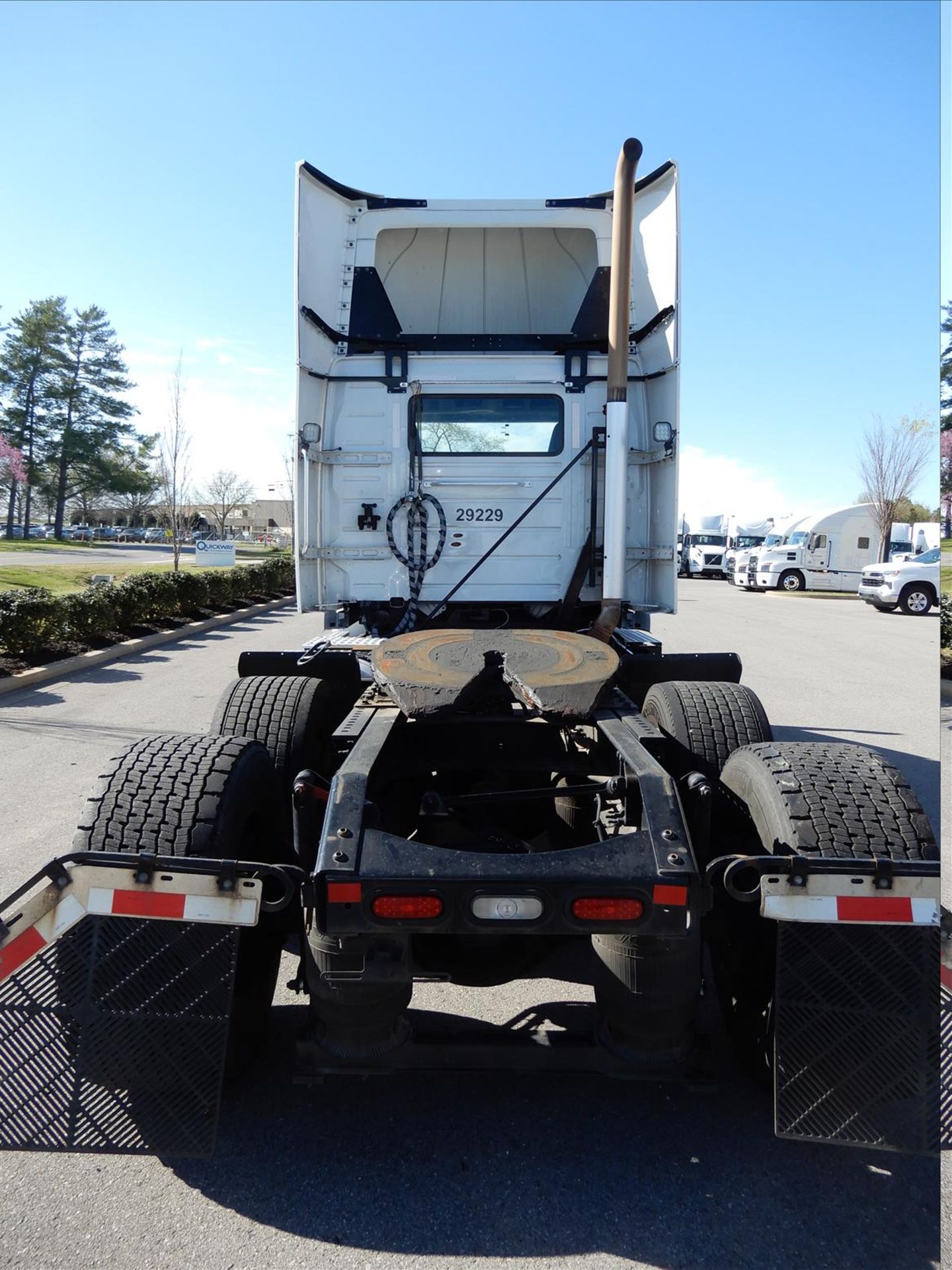 2019 Volvo VNR 300 Daycab Truck Tractor - Located in Murfreesboro, TN - Image 5 of 58