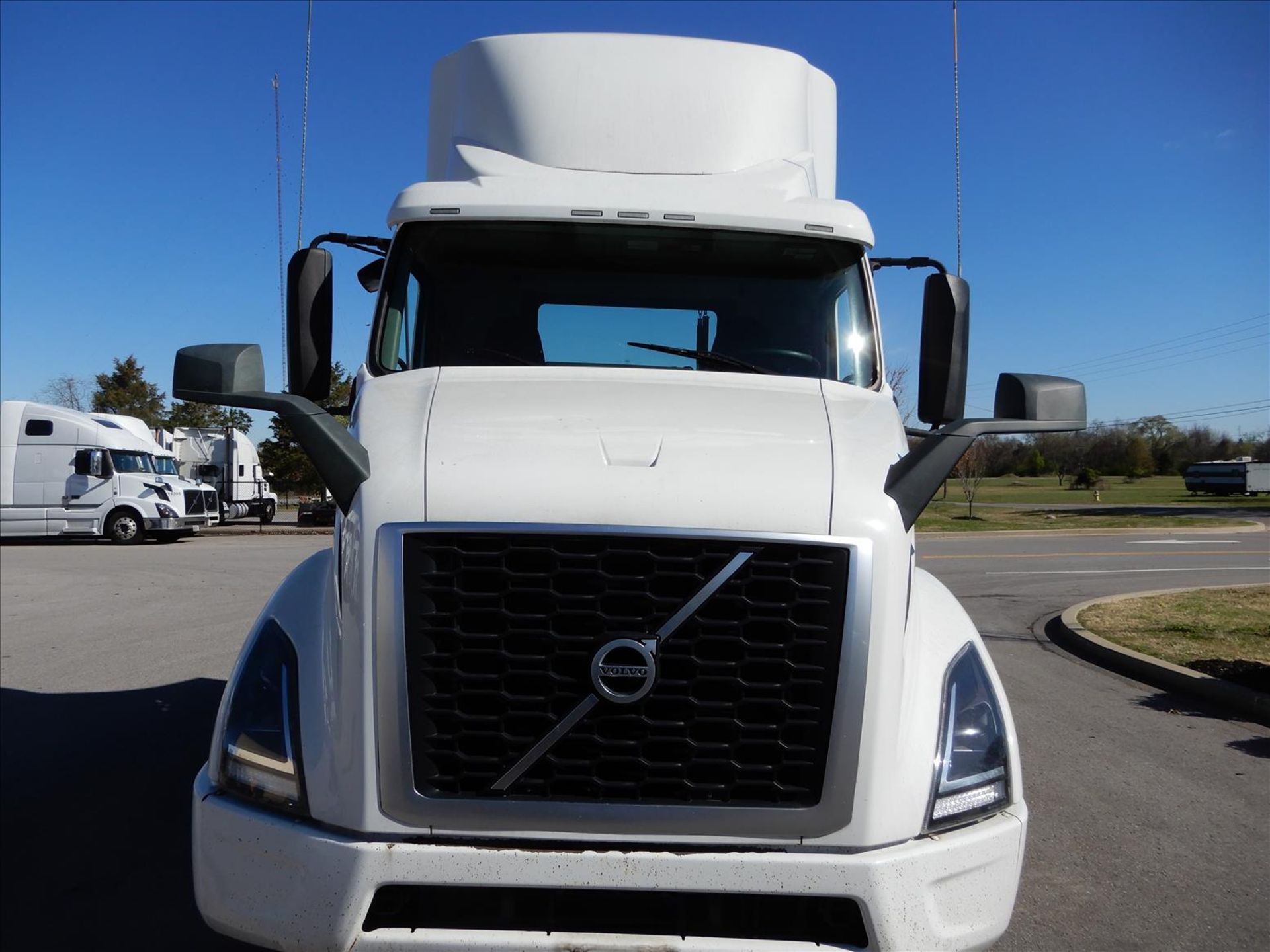 2020 Volvo VNR 300 Daycab Truck Tractor - Located in Murfreesboro, TN - Image 3 of 62