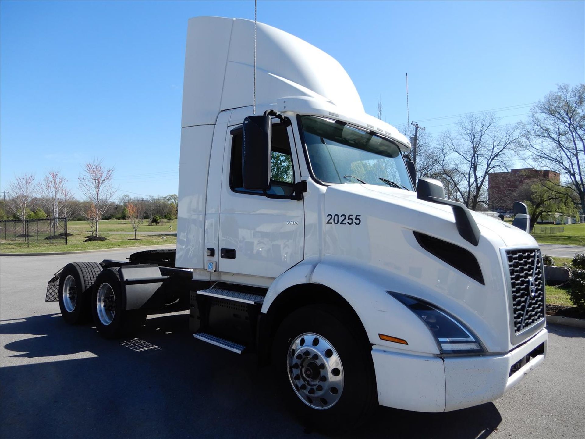 2020 Volvo VNR 300 Daycab Truck Tractor - Located in Murfreesboro, TN - Image 2 of 62