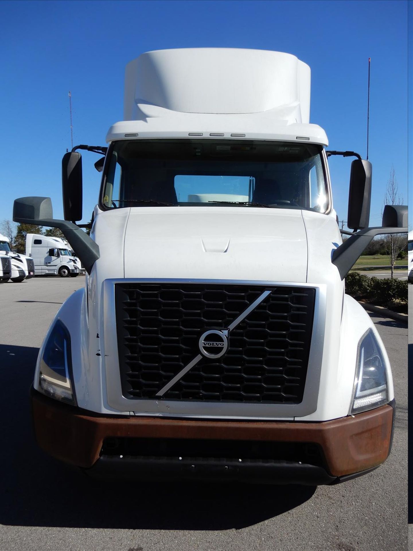 2019 Volvo VNR 300 Daycab Truck Tractor - Located in Murfreesboro, TN - Image 2 of 58