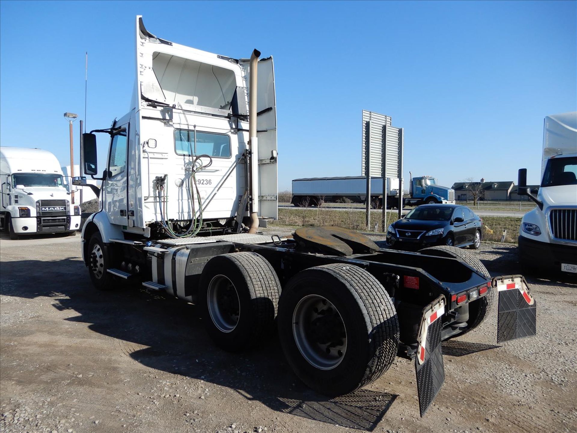 2019 Volvo VNR 300 Daycab Truck Tractor - Located in Indianapolis, IN - Image 8 of 61