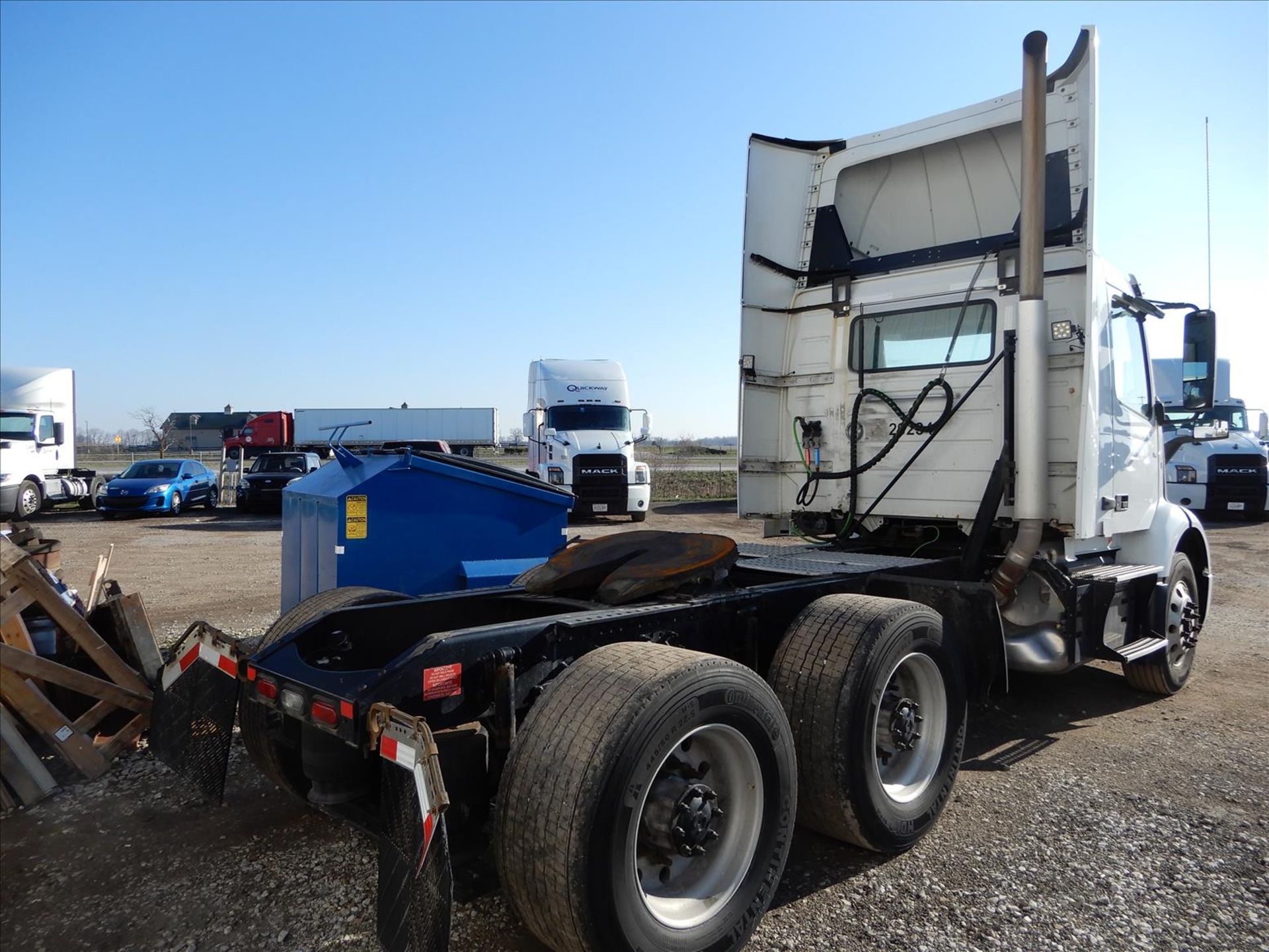 2019 Volvo VNR 300 Daycab Truck Tractor - Located in Indianapolis, IN - Image 4 of 61