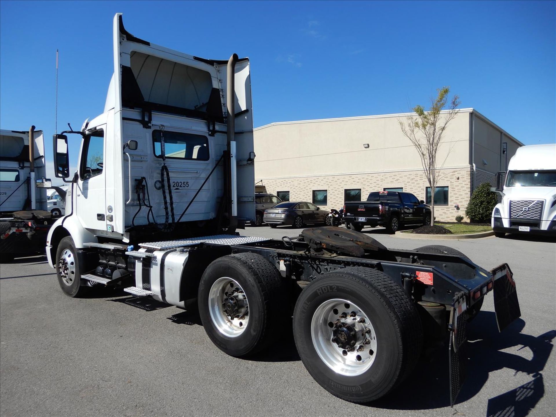 2020 Volvo VNR 300 Daycab Truck Tractor - Located in Murfreesboro, TN - Image 6 of 62