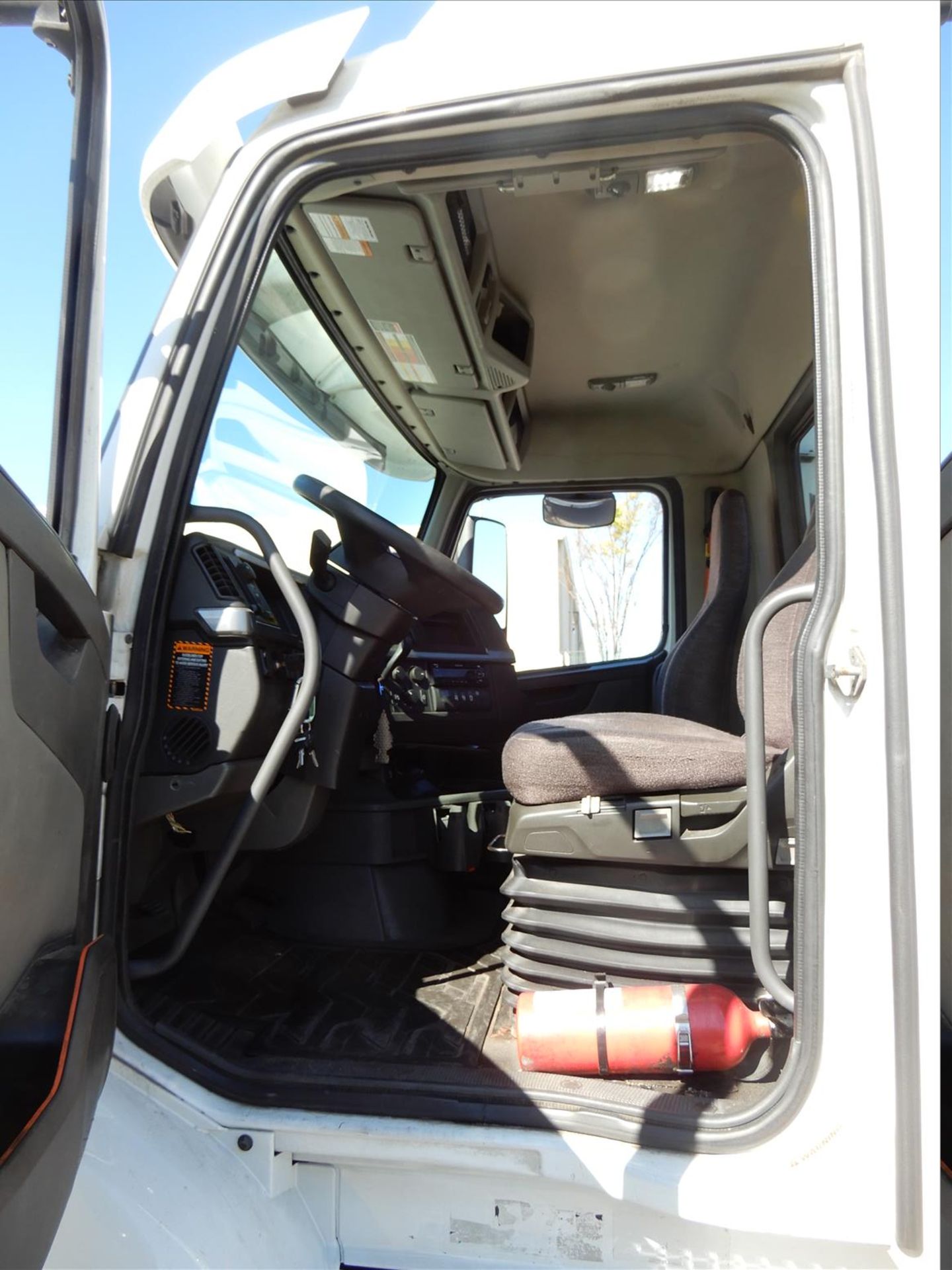 2020 Volvo VNR 300 Daycab Truck Tractor - Located in Murfreesboro, TN - Image 34 of 62