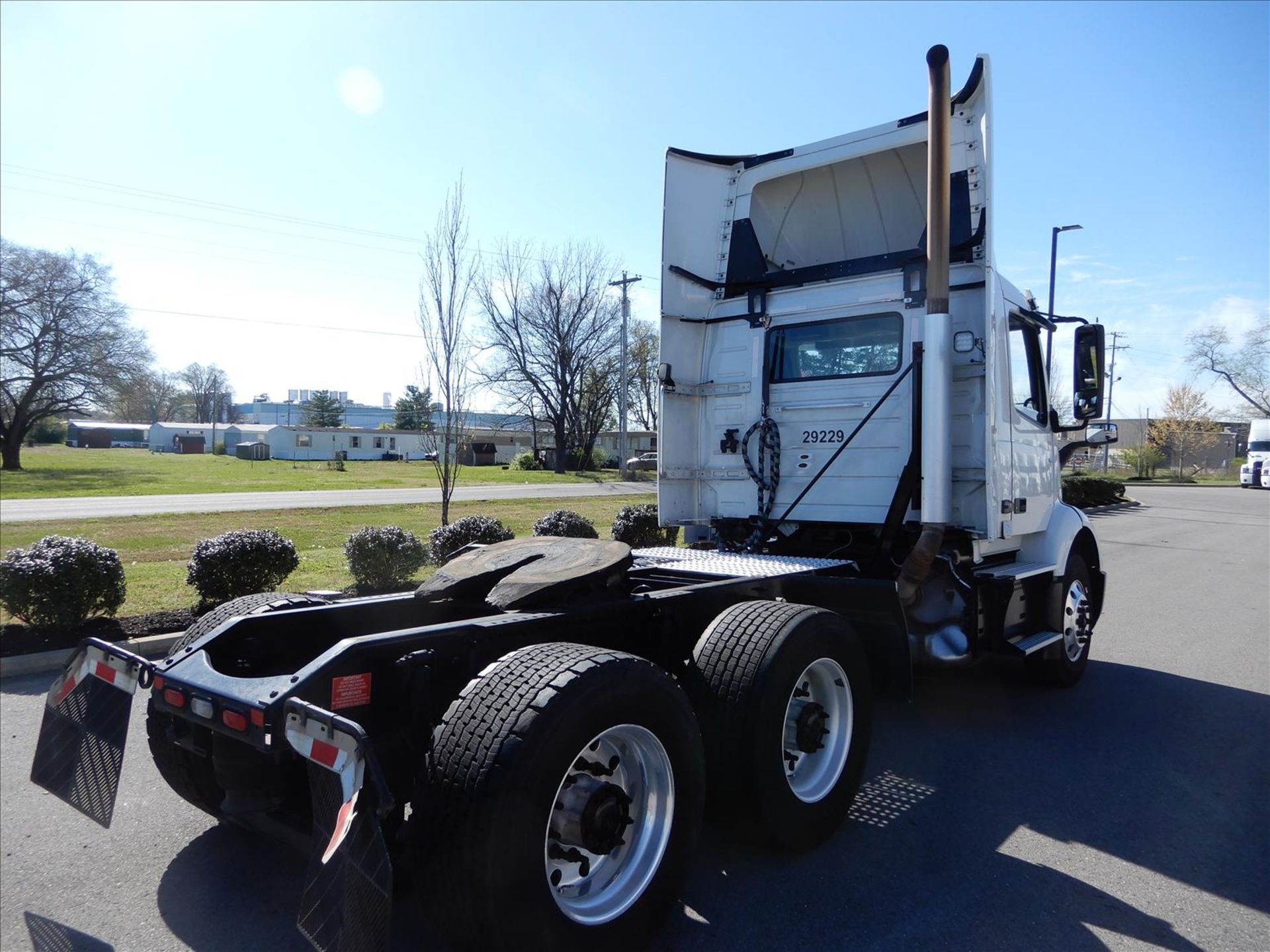 2019 Volvo VNR 300 Daycab Truck Tractor - Located in Murfreesboro, TN - Image 4 of 58