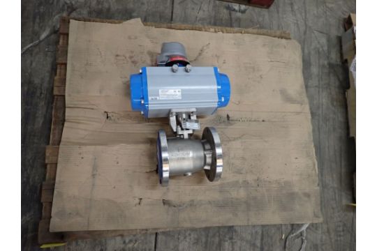 Jamesbury Control Valve with Actuator and Valve Positioner - Image 2 of 10