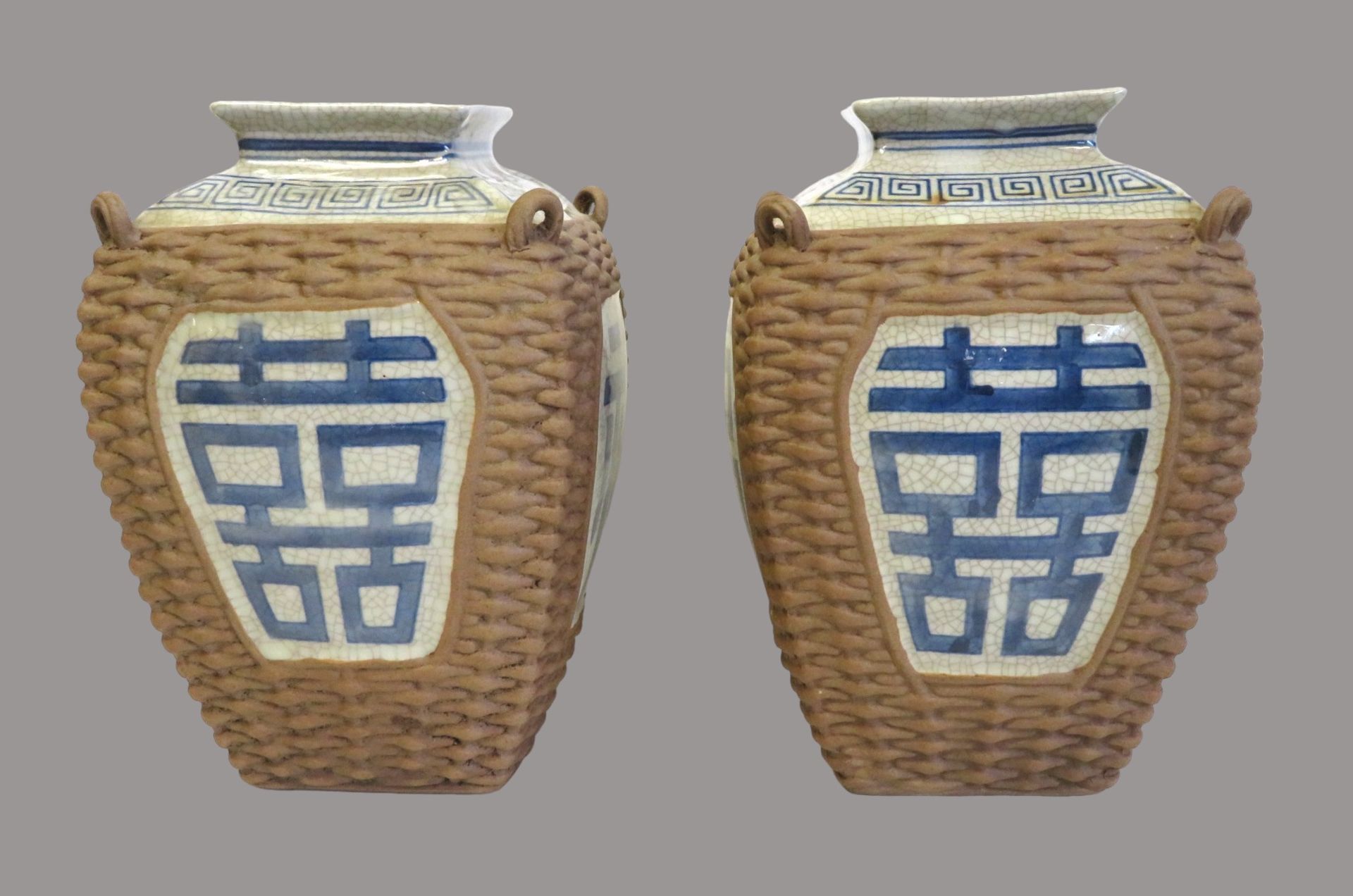 2 Vasen, China, 4-kantig, umlaufender, reliefierter Flechtdekor, Seiten mit Medaillons, diese mit c