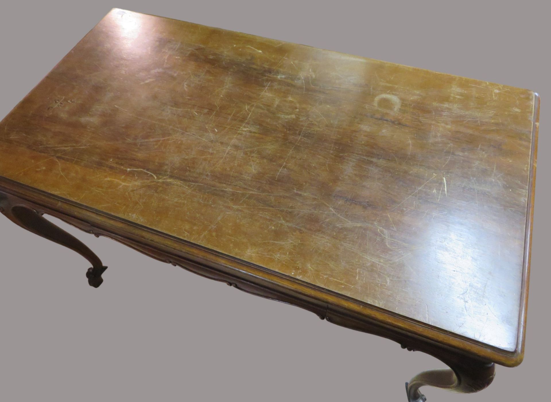Schreibtisch, Barockstil, Nussbaum geschnitzt, 2-schübig, rest.bed., 76 x 119 x 68 cm. - Image 2 of 2