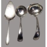 2 Saucenlöffel und Kuchenheber, Silber 835/000, punziert, 173 g, l 16,5/21,5 cm.