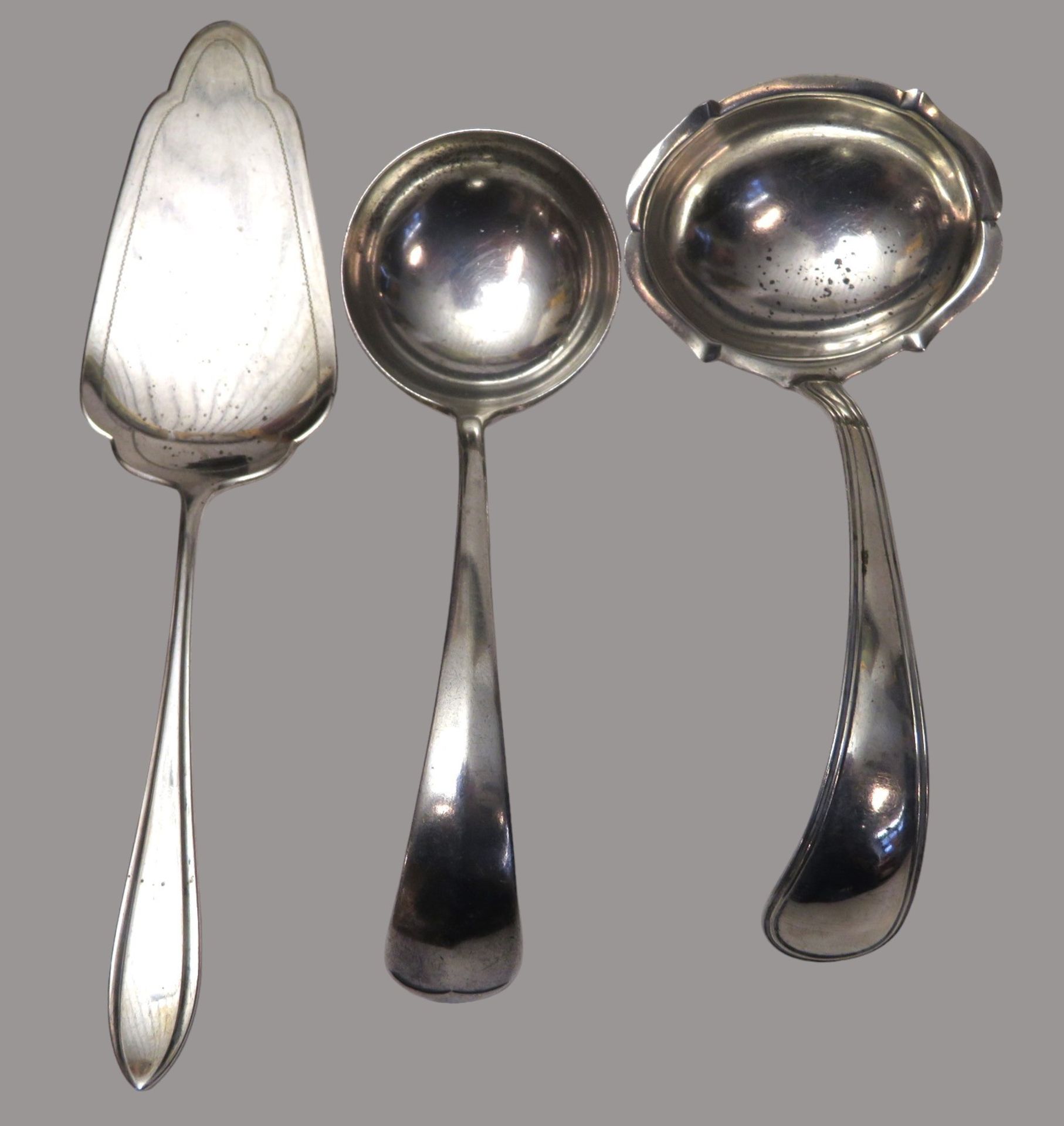 2 Saucenlöffel und Kuchenheber, Silber 835/000, punziert, 173 g, l 16,5/21,5 cm.