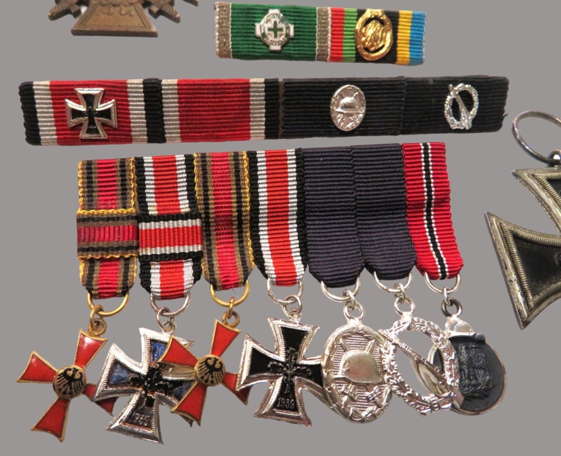 10 teiliges Konvolut diverser Orden und Ehrenabzeichen, 1. und 2. Weltkrieg, u.a. Eisernes Kreuz, 2 - Image 3 of 3