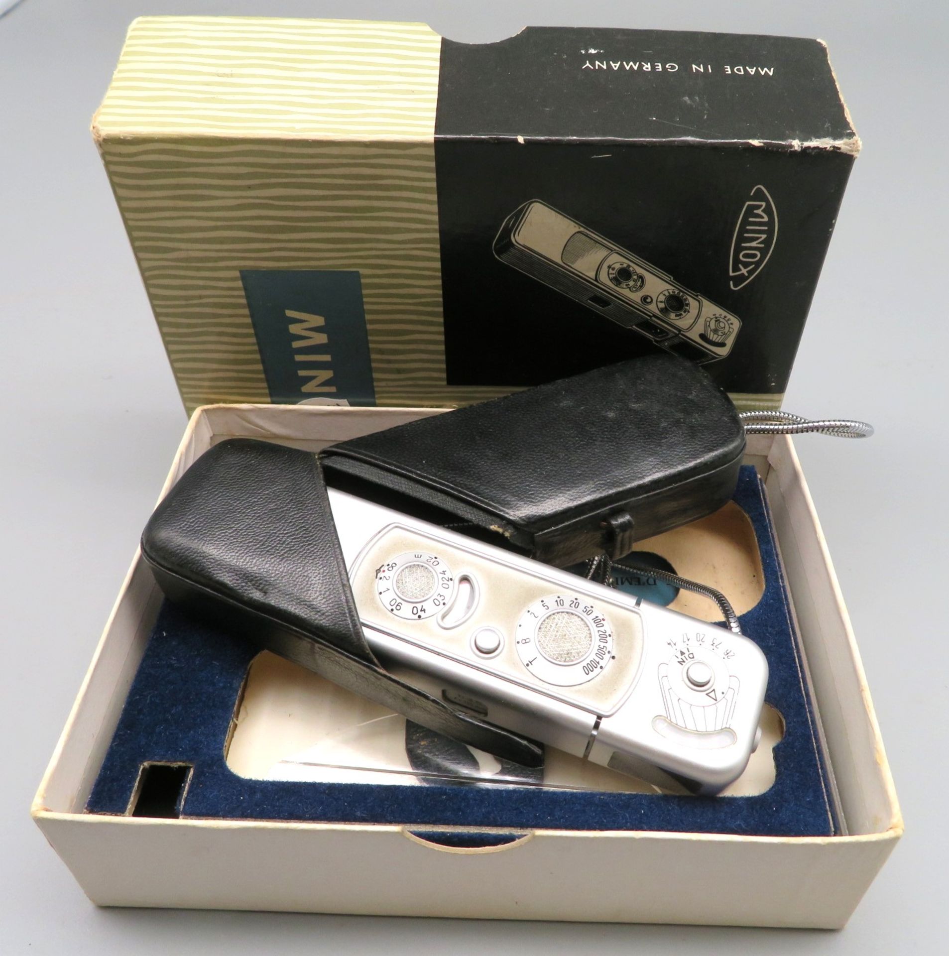 Spionage-Kamera, Minox B, Originalverpackung und Gebrauchsanweisung, Lederfutteral, l 11 cm.