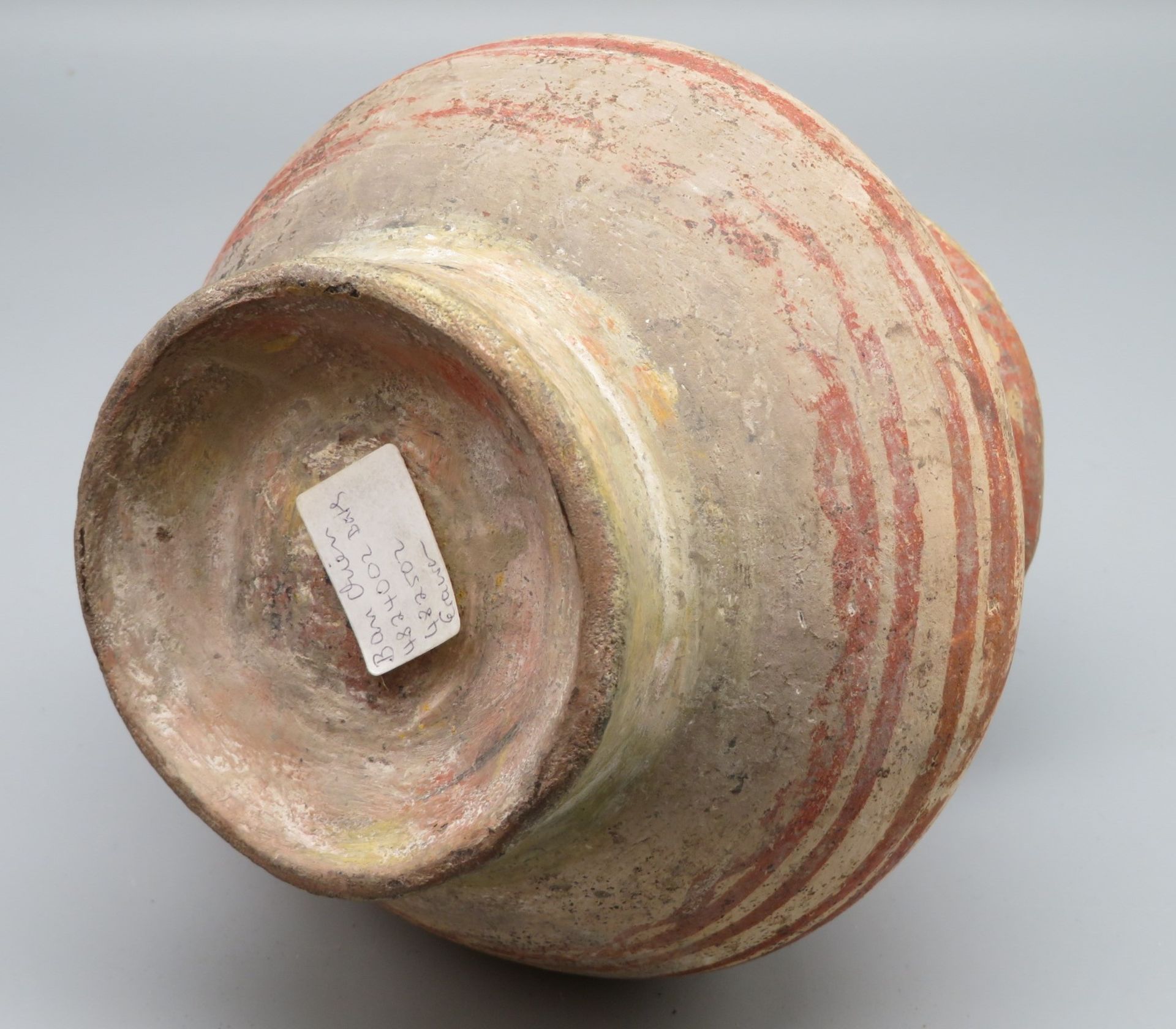 Bauchiges Gefäß, Thailand, Ban Chiang, antik, Keramik mit eisenroter Bemalung, im Brand orange-rot  - Bild 3 aus 3