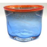 Designer Vase, 1960/70er Jahre, dickwandiges blau eingefärbtes Glas mit orangefarbenem Rand, im Bod