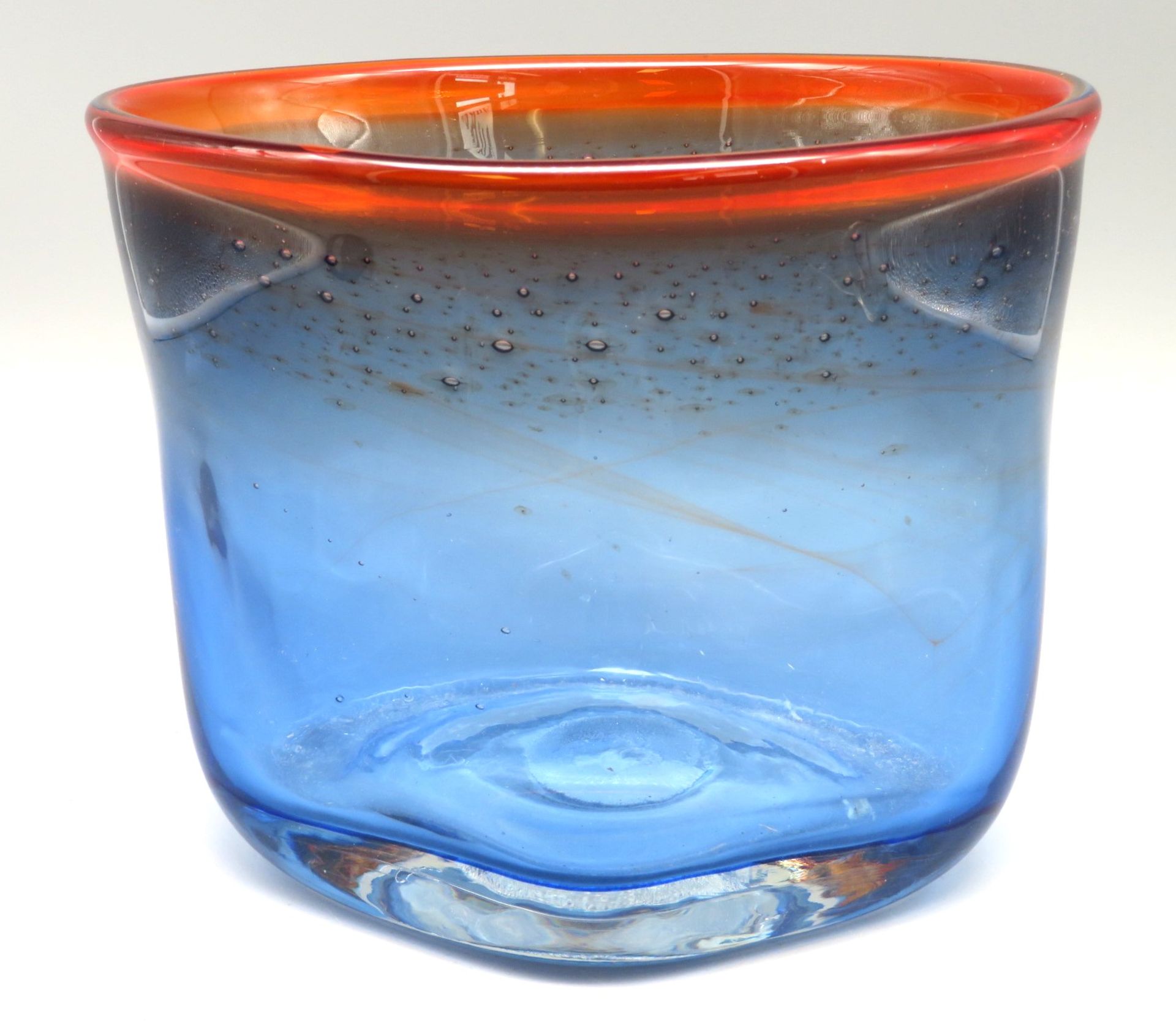 Designer Vase, 1960/70er Jahre, dickwandiges blau eingefärbtes Glas mit orangefarbenem Rand, im Bod