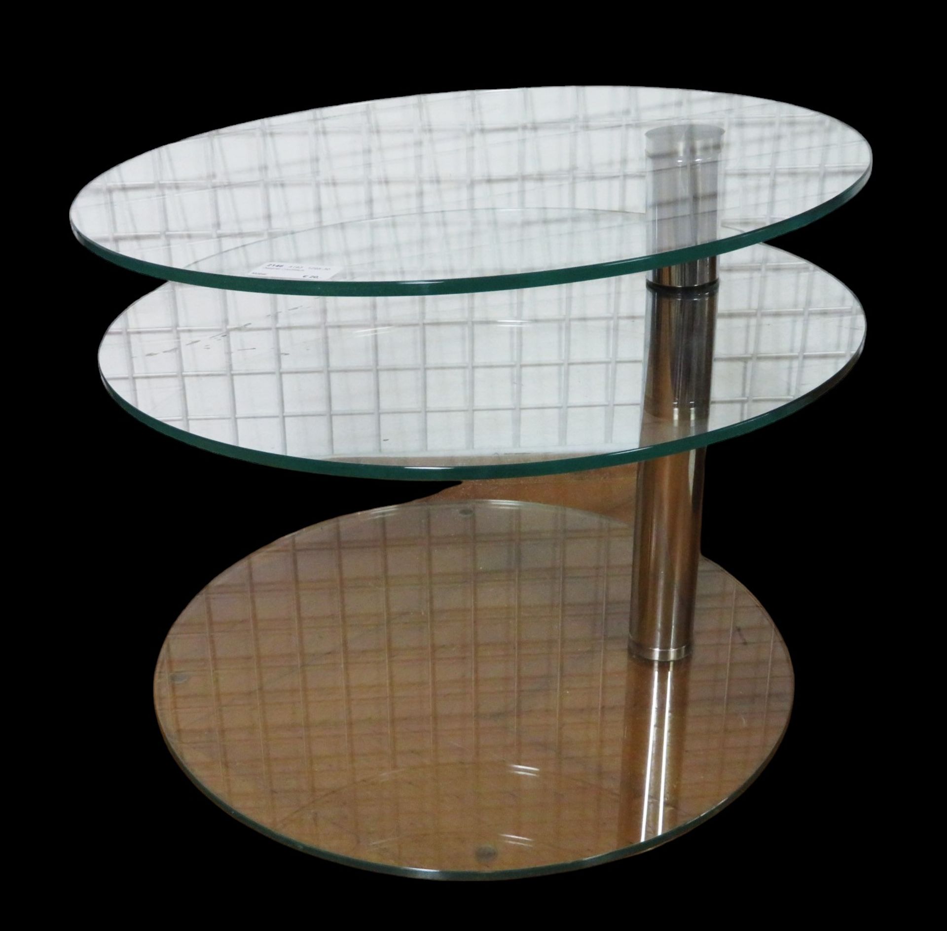 Designer Couchtisch, 2 bewegliche Glas-Tablare, Gebrauchsspuren, h 42 cm, d 50 cm.
